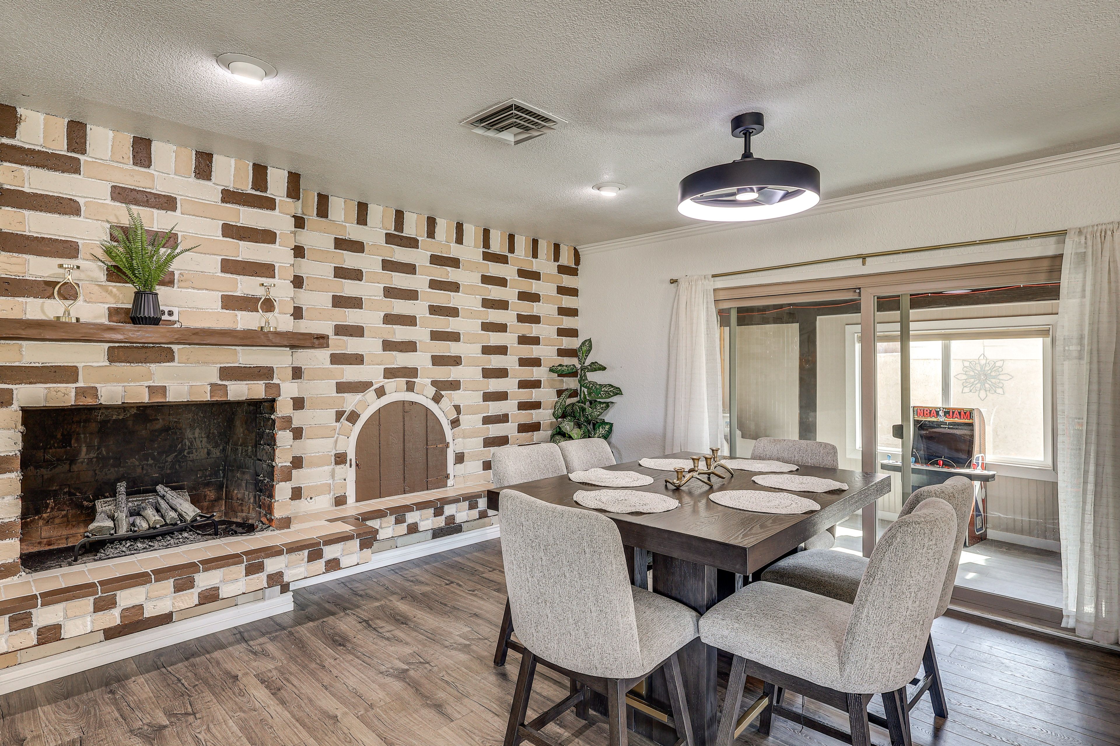 Dining Area | Dishware/Flatware Provided