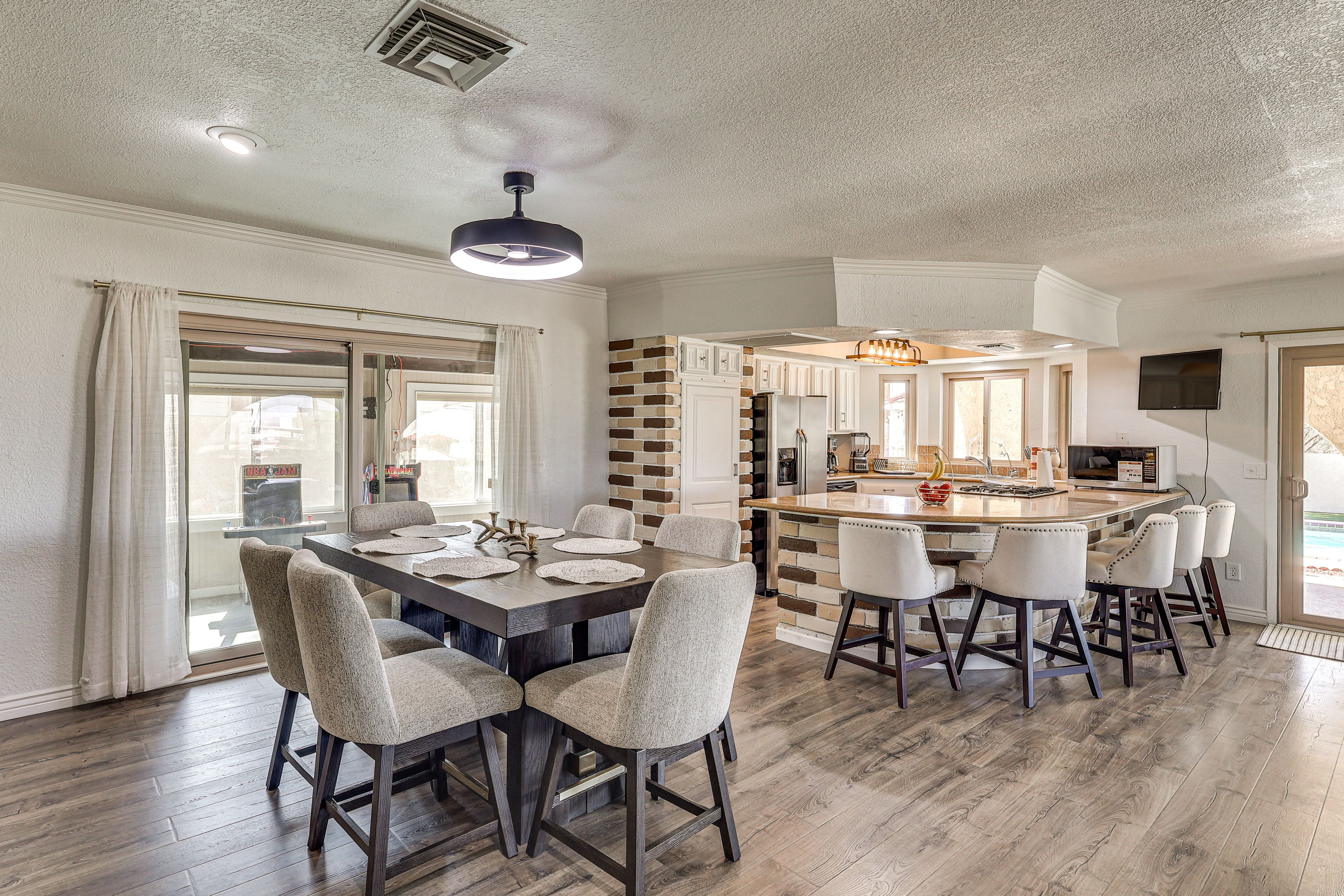 Kitchen | Dining Table | Free WiFi | Central Air Conditioning/Heat