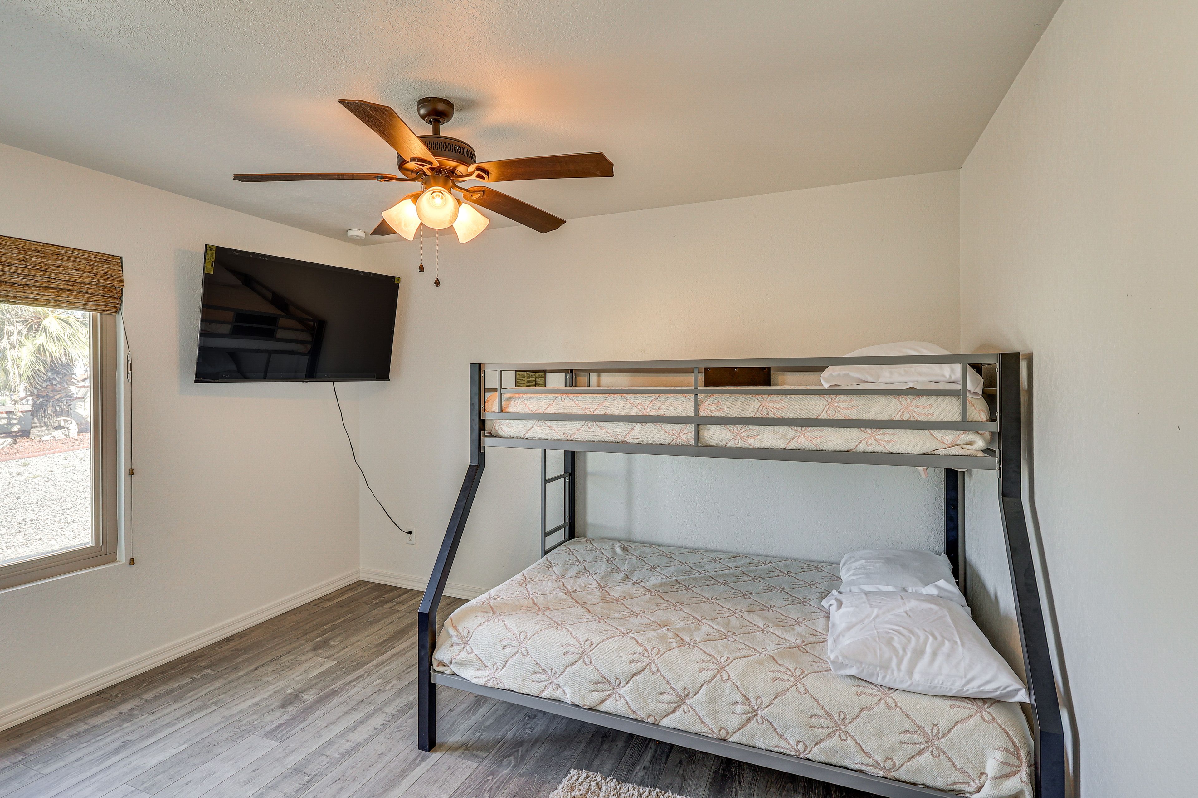 Bedroom 3 | Twin/Queen Bunk Bed