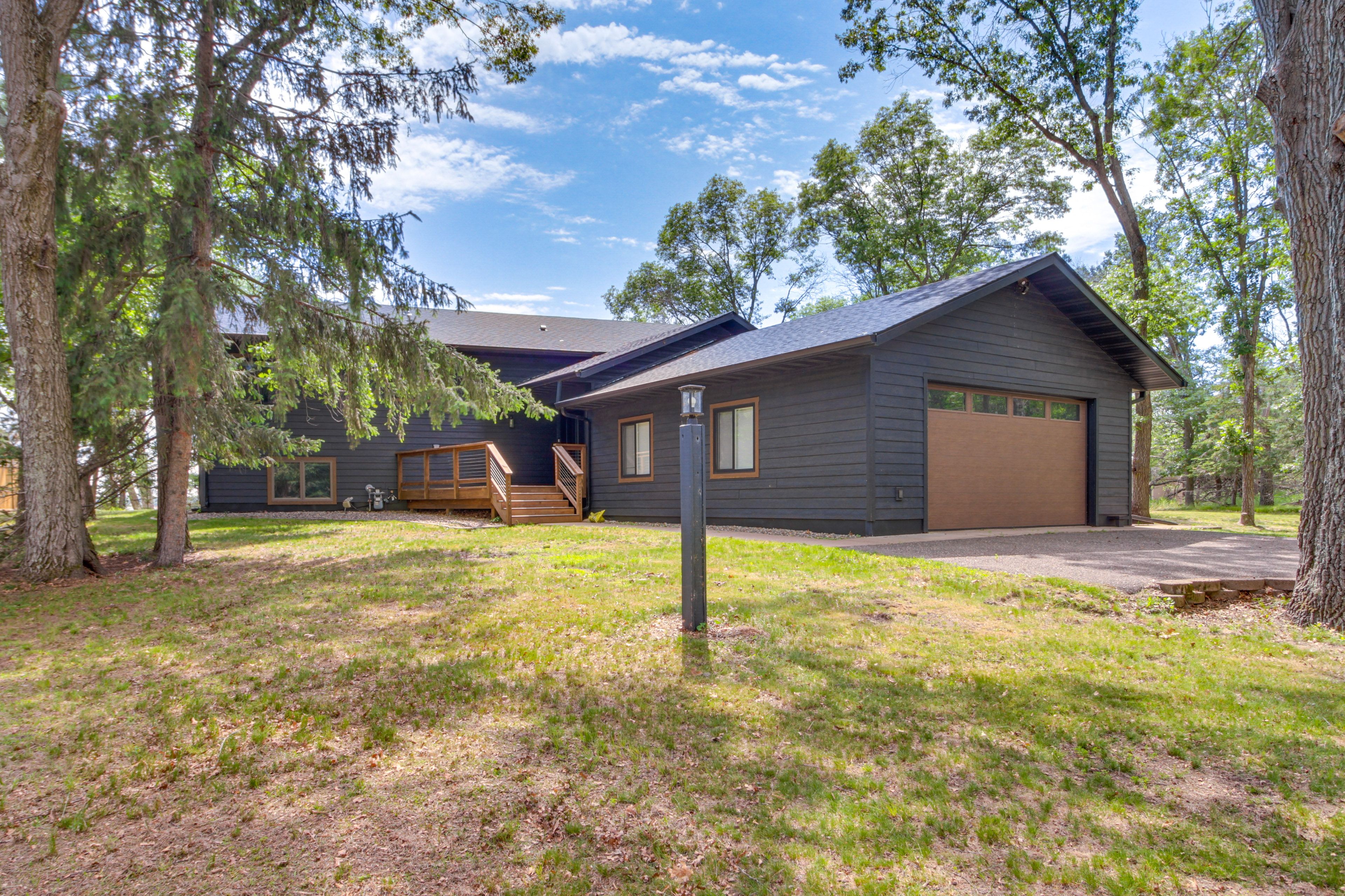 Exterior | Driveway (7 Vehicles)