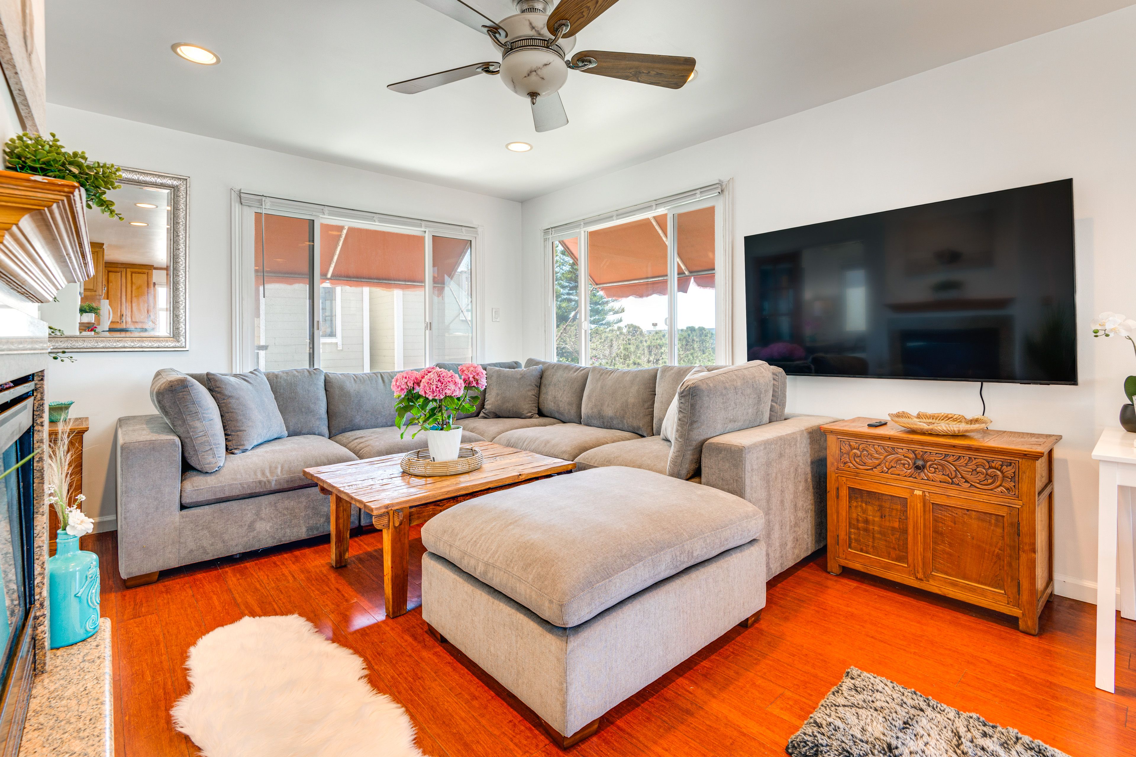 Living Room | Free WiFi | Smart TV | Gas Fireplace