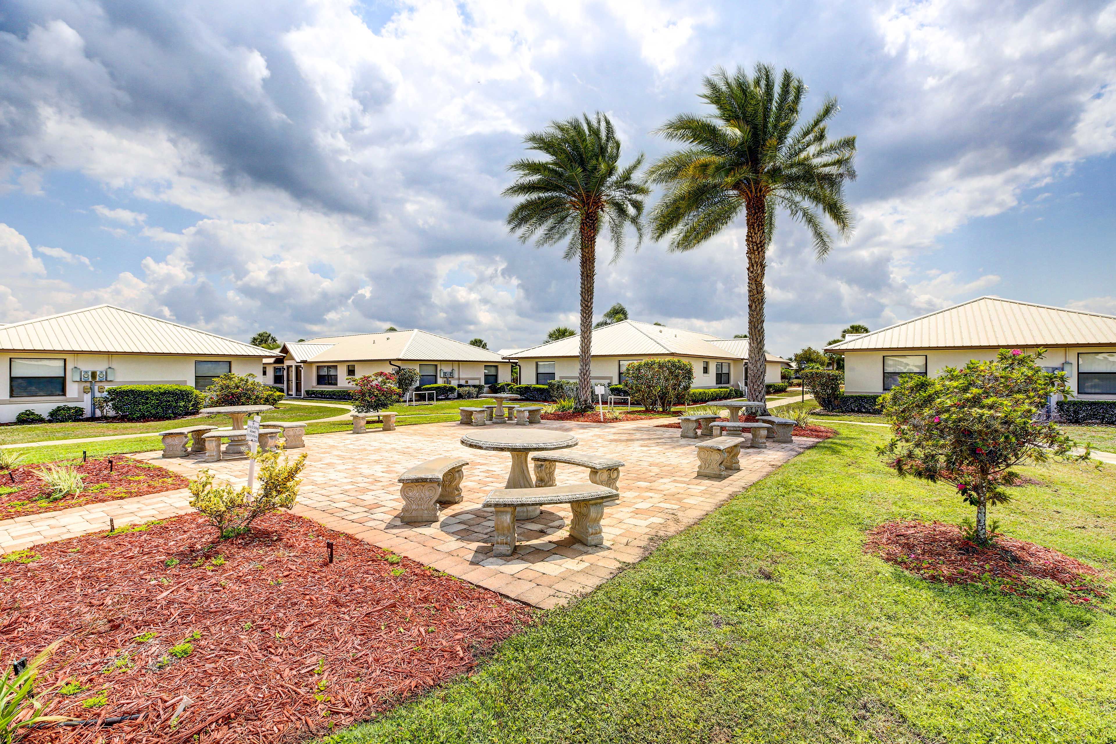 Country Club Villas of Spring Lake | Picnic Area