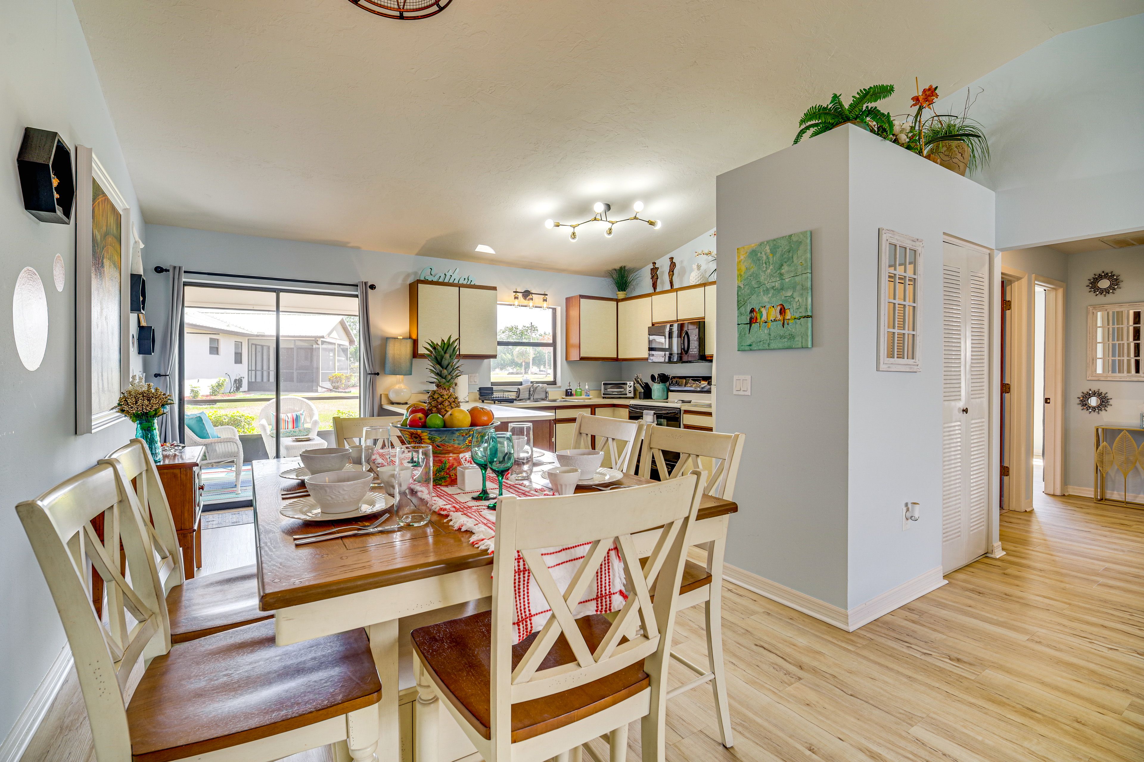 Dining Area | Dishware & Flatware Provided