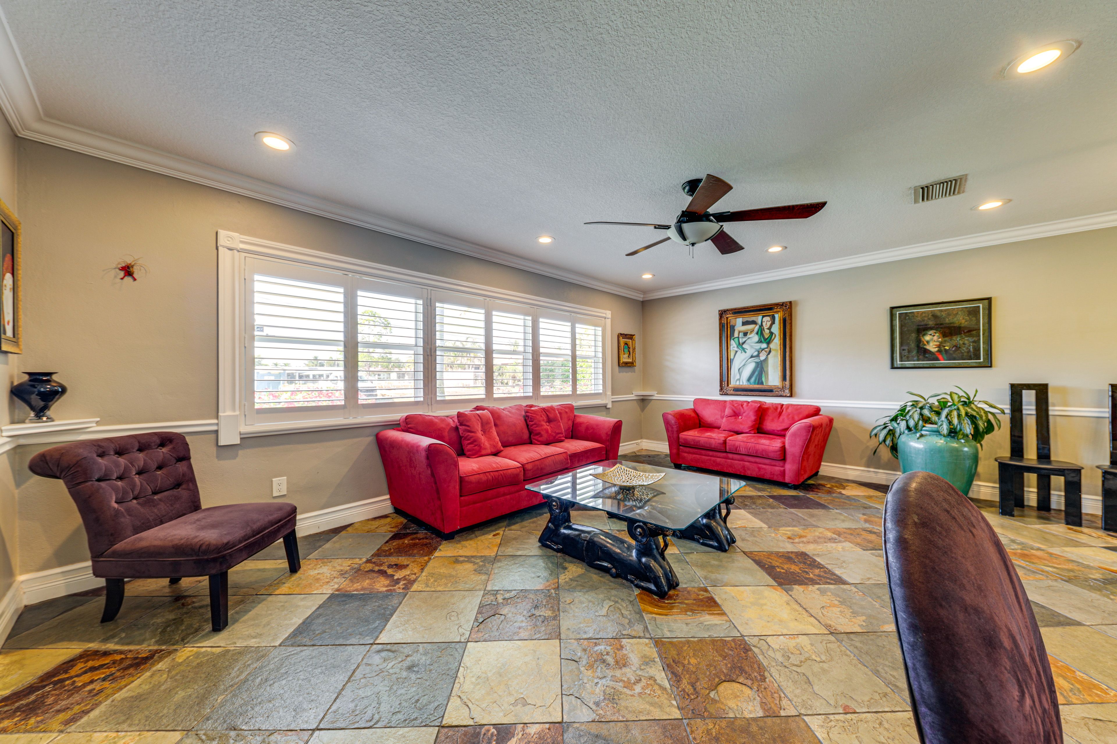 Living Room | Workspace | Free WiFi | Central Air Conditioning/Heat