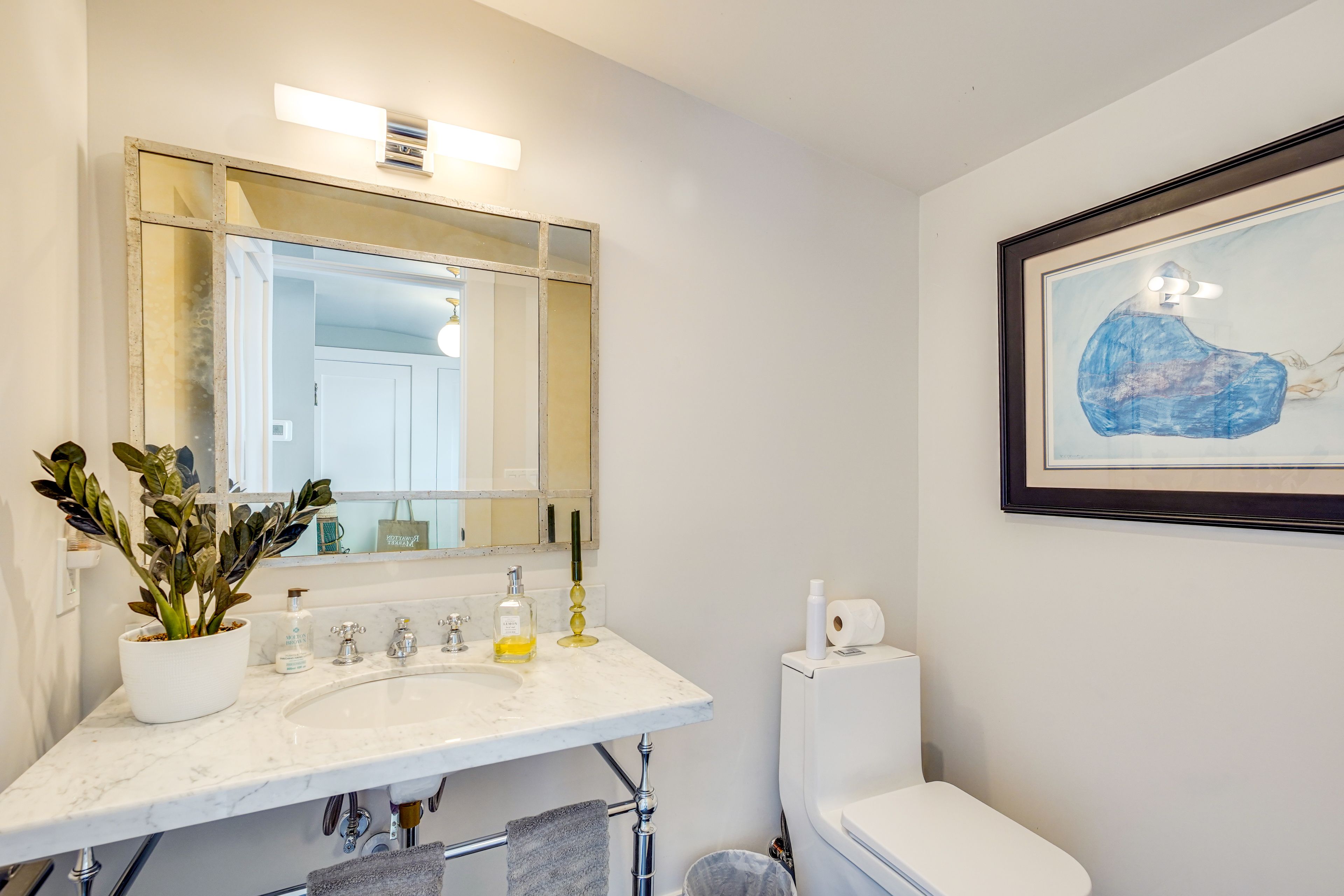 Half Bathroom | 1st Floor | Towels Provided