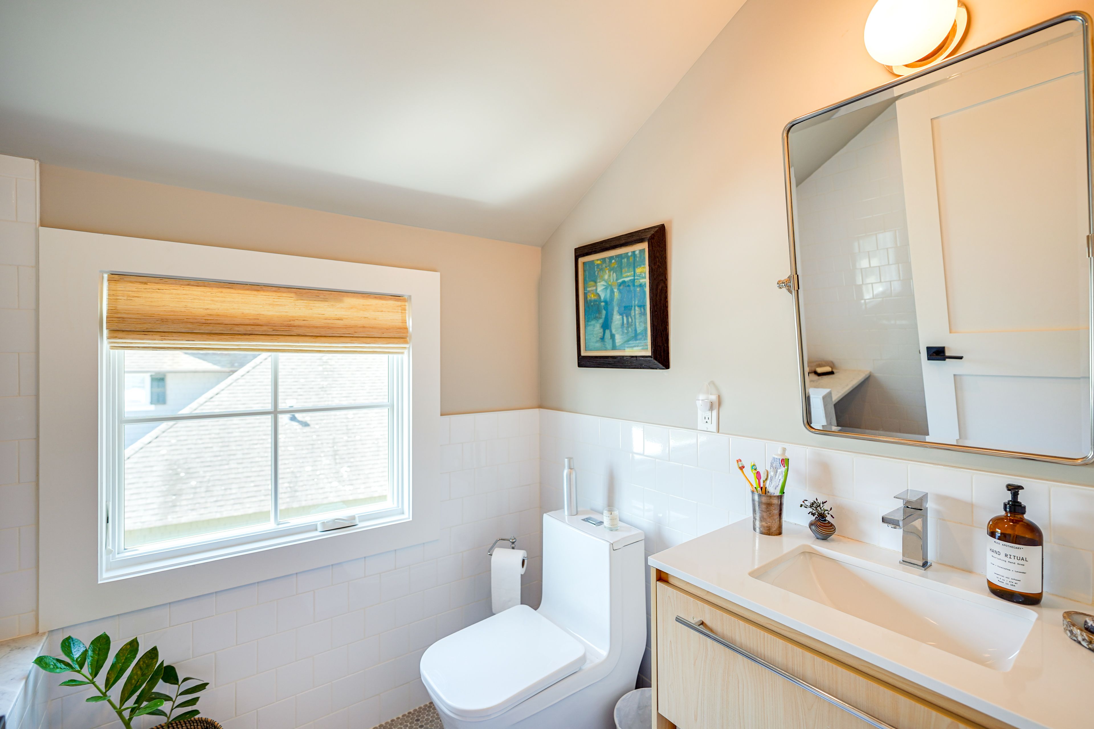 Full Bathroom | 2nd Floor | Towels Provided