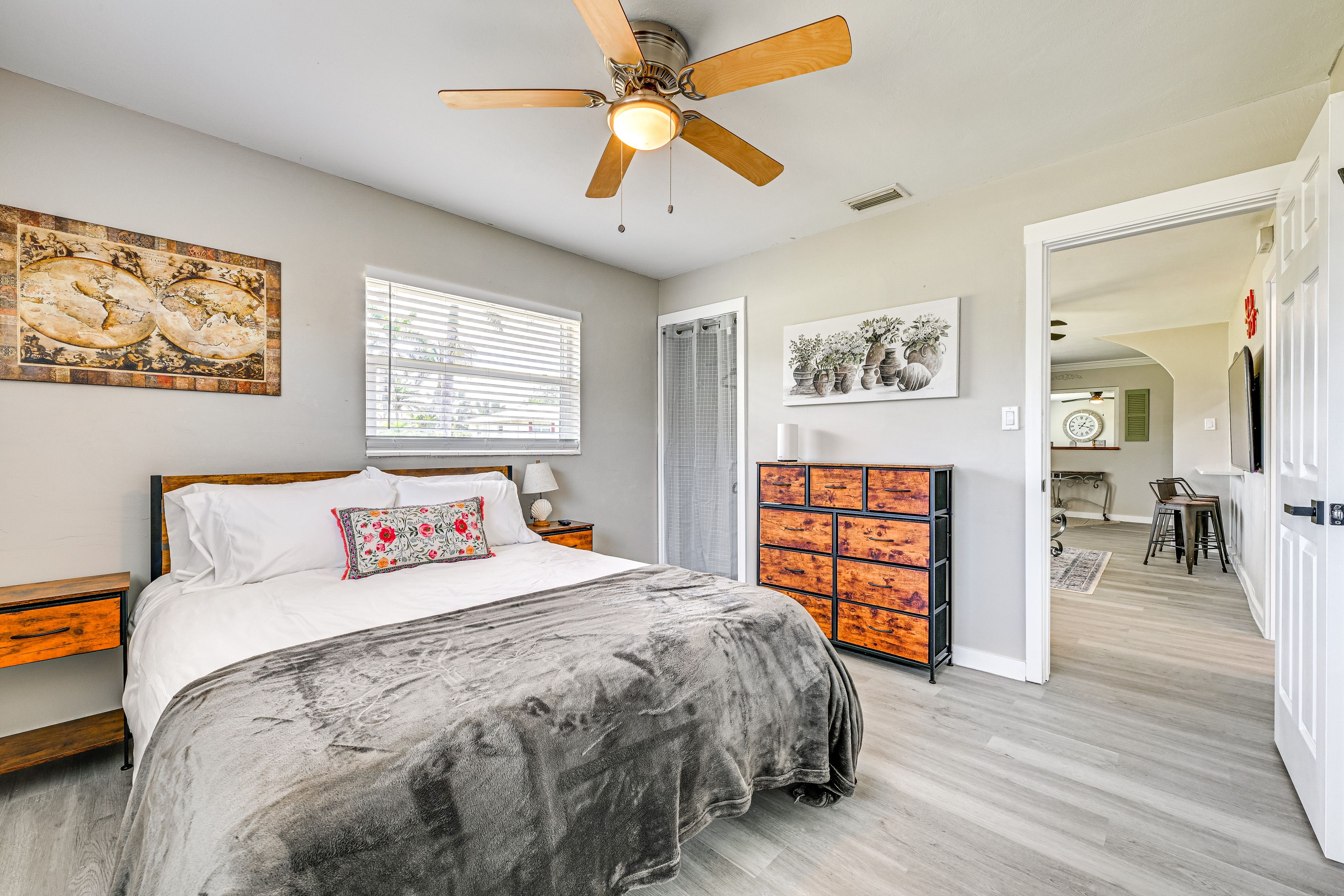 Bedroom 2 | Queen Bed | Smart TV