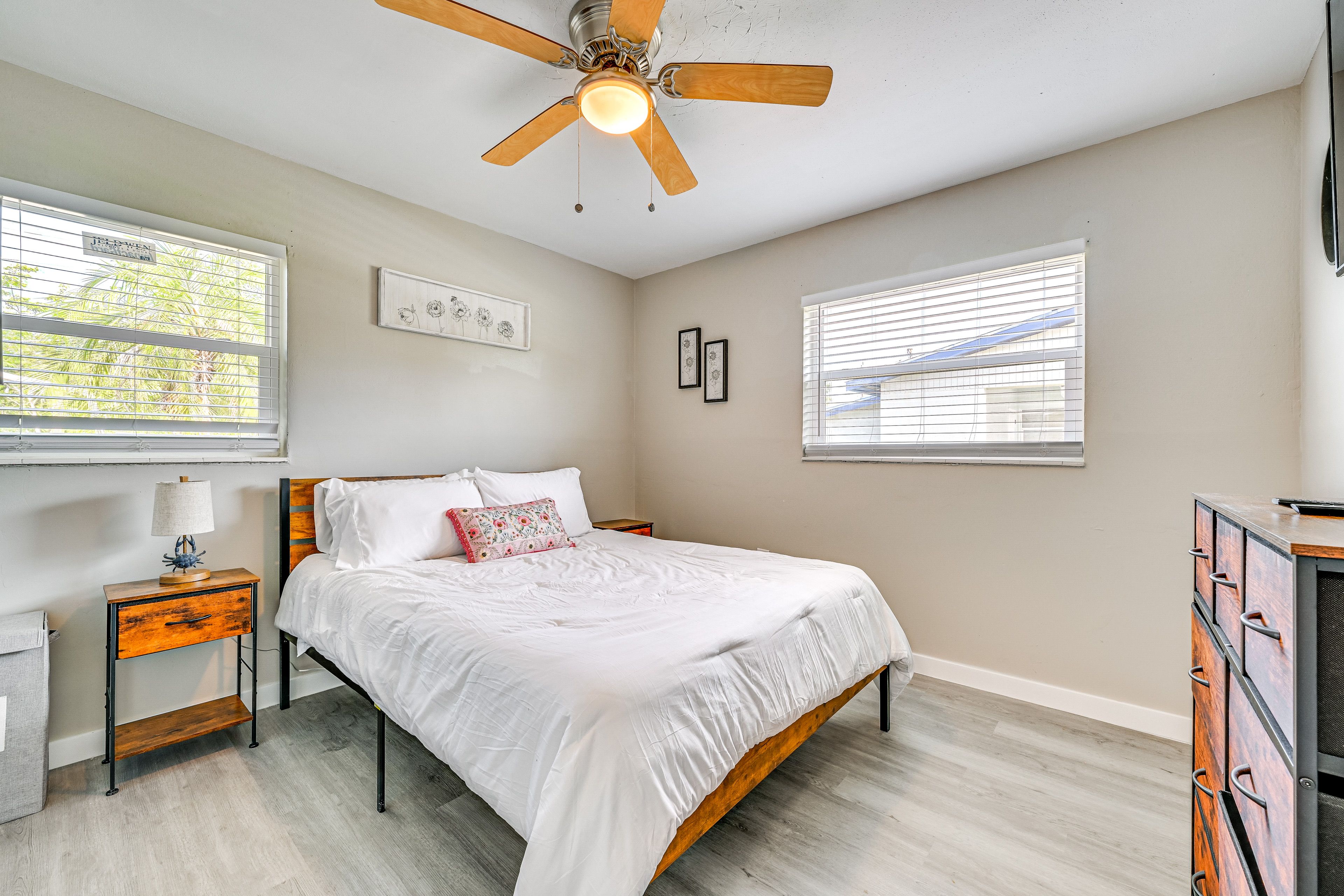 Bedroom 1 | Queen Bed | Smart TV