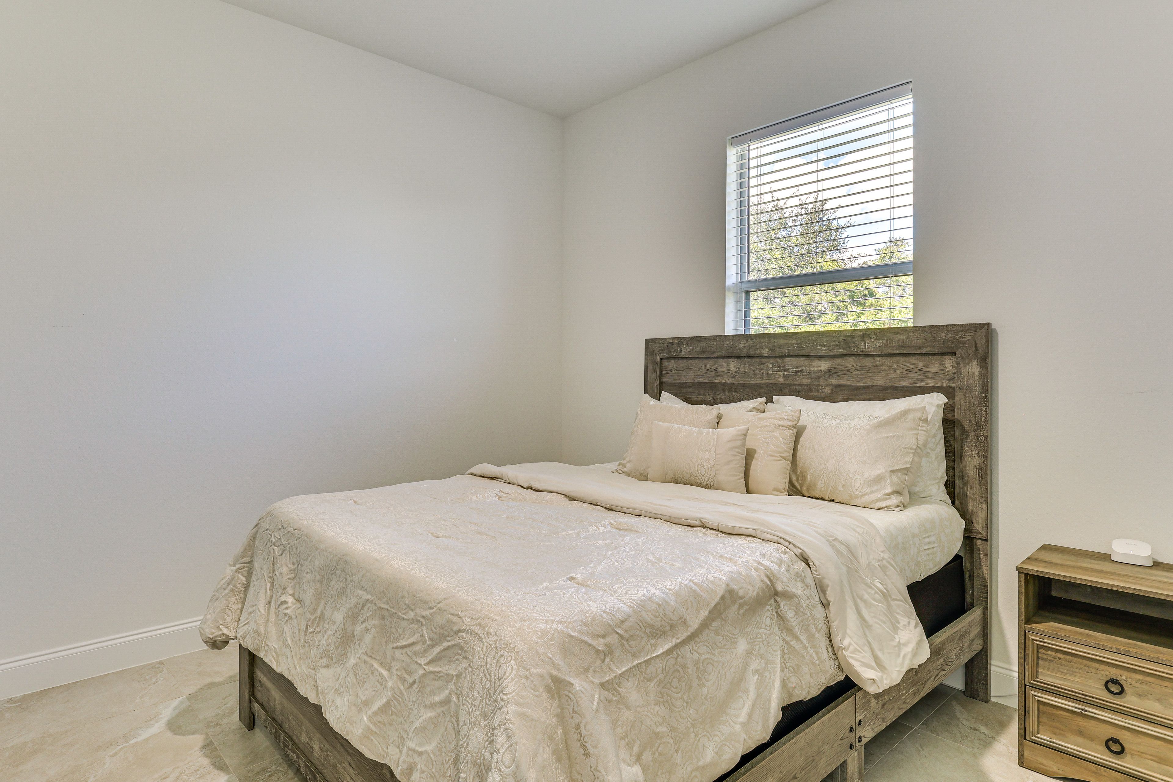 Bedroom 2 | Queen Bed | Smart TV