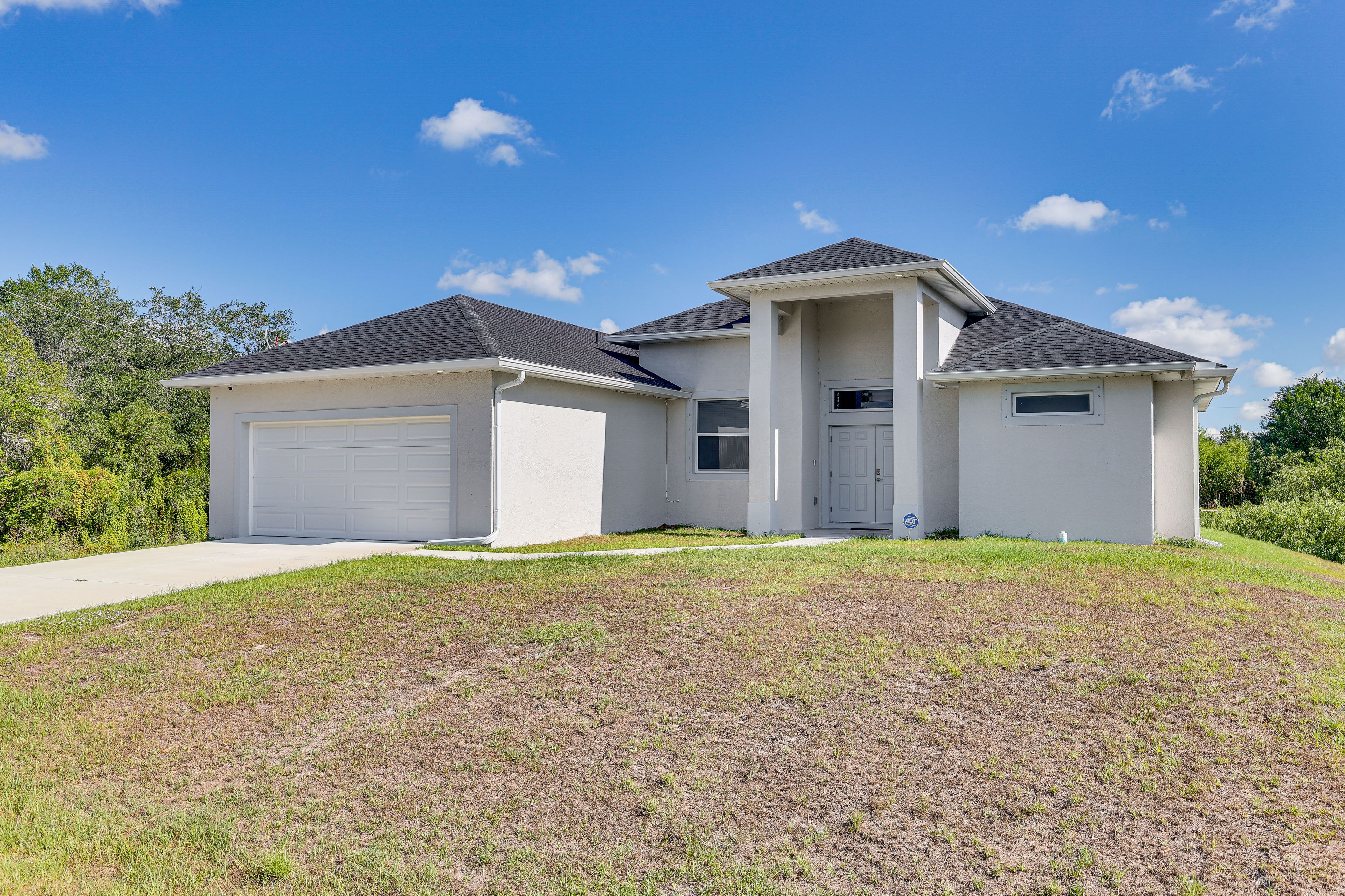 Property Exterior | Driveway (4 Vehicles)