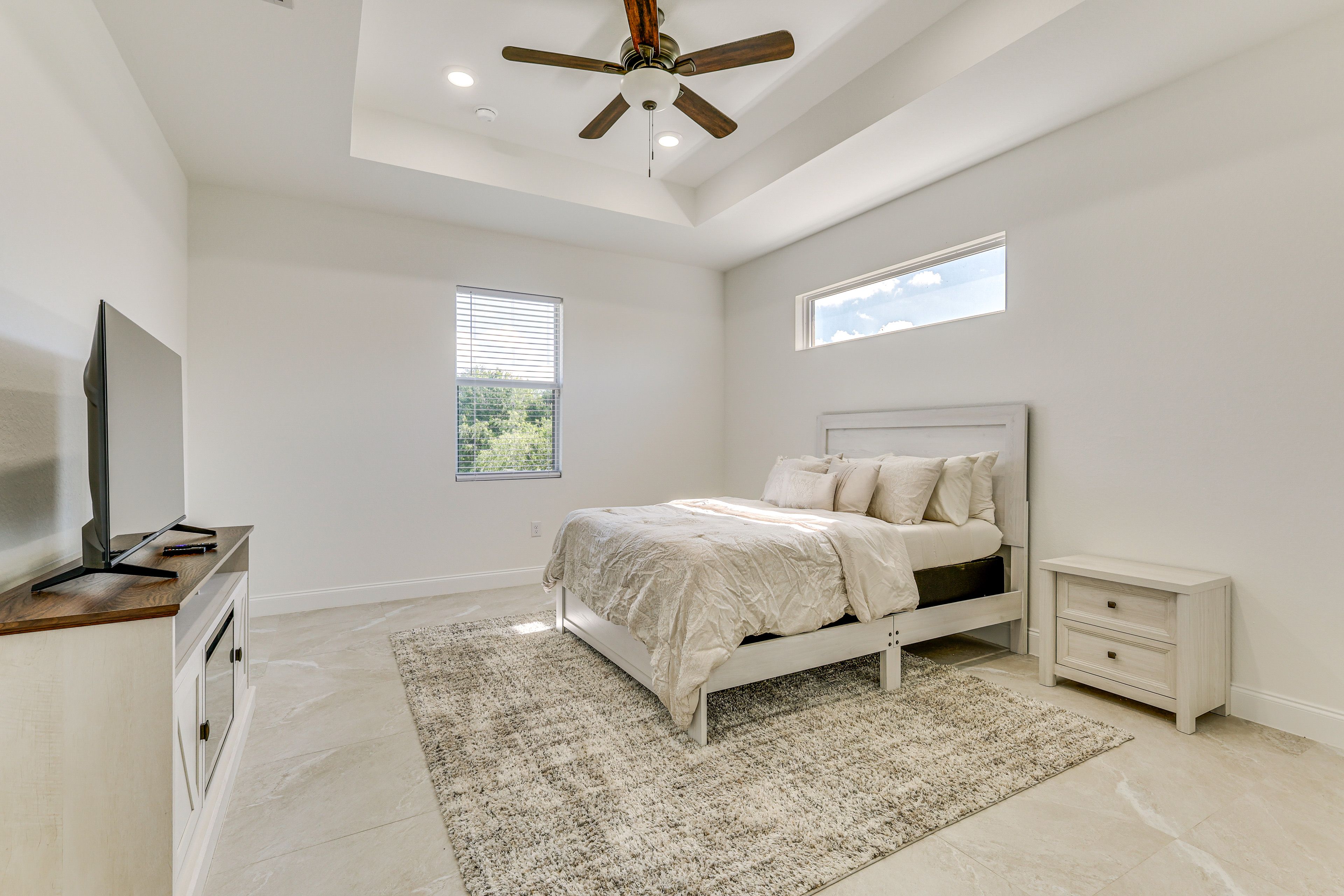 Bedroom 1 | Queen Bed | Smart TV | En-Suite Bathroom