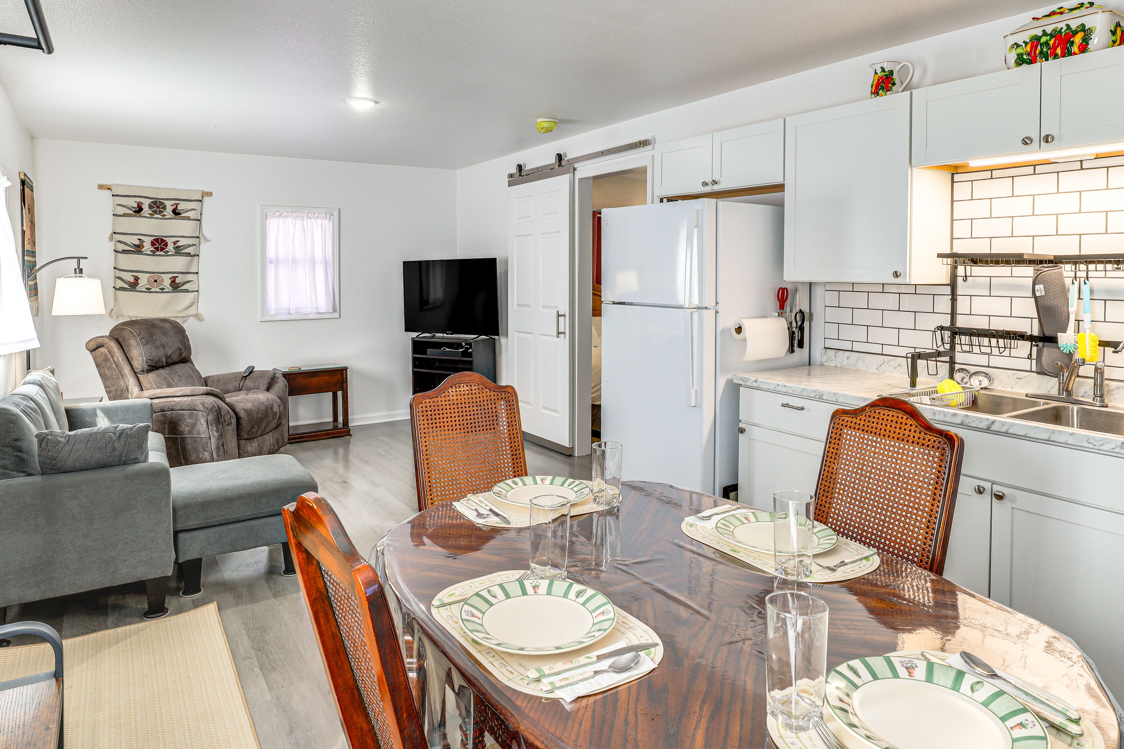Kitchen | Dining Area | Drip & Single-Serve Coffee Makers | Toaster