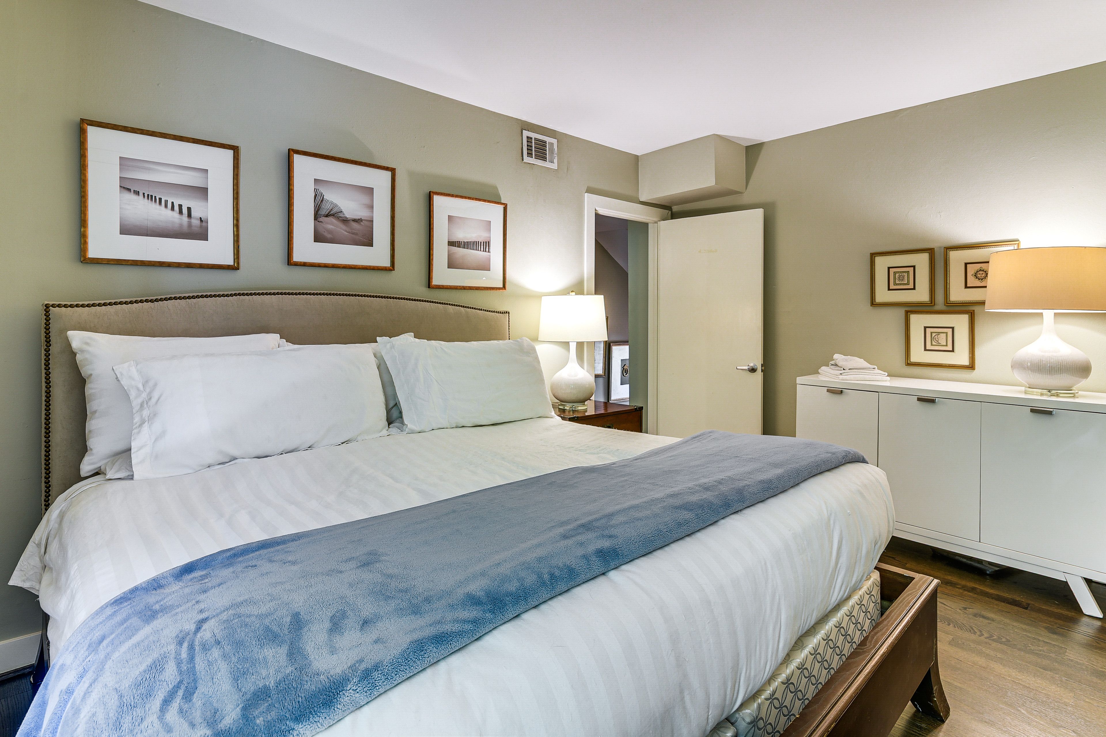 Bedroom | King Bed | Upper Level