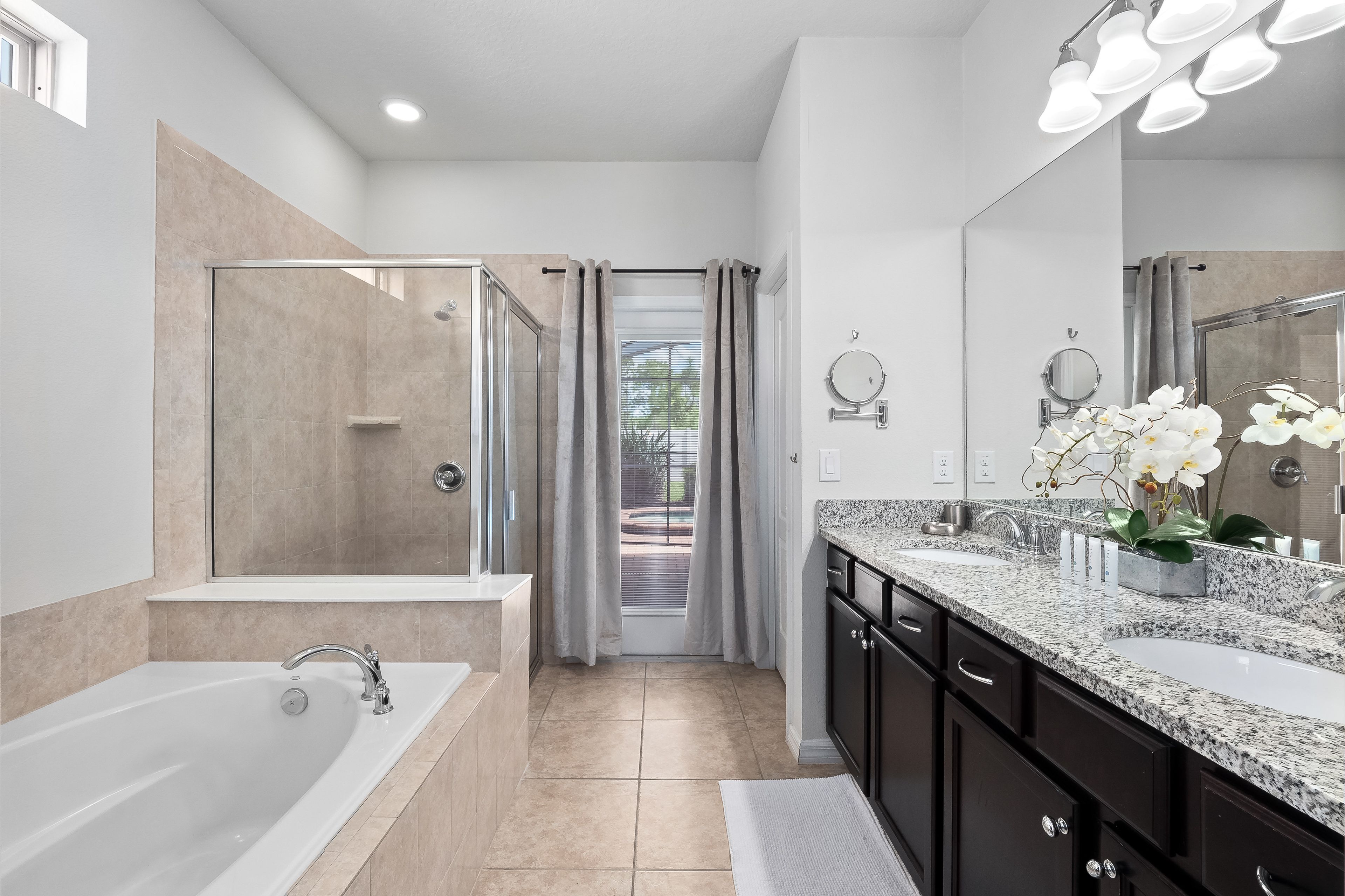 Full Bathroom | Bathtub | Shower | 1st Floor