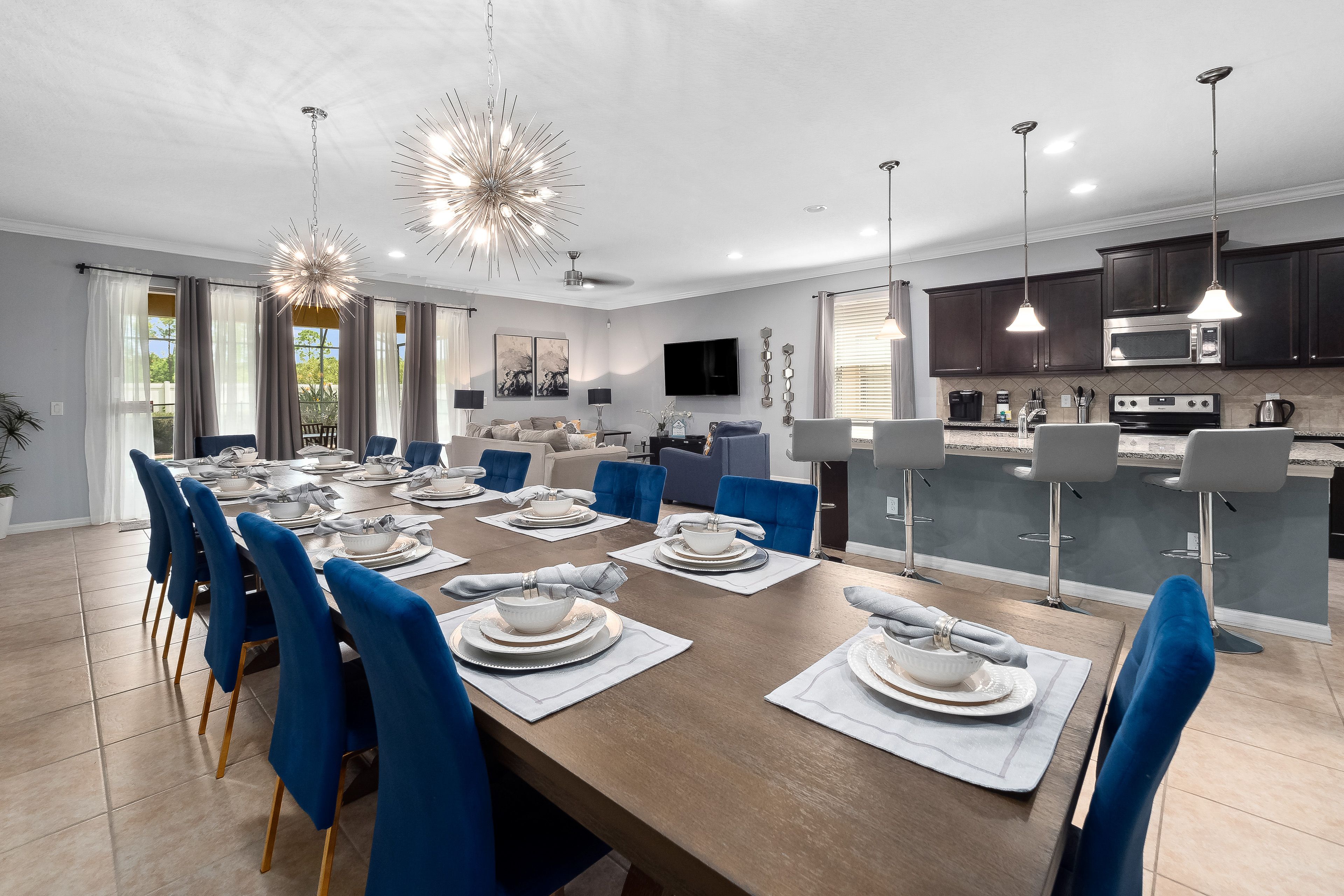Dining Area | Dishware/Flatware Provided | 1st Floor