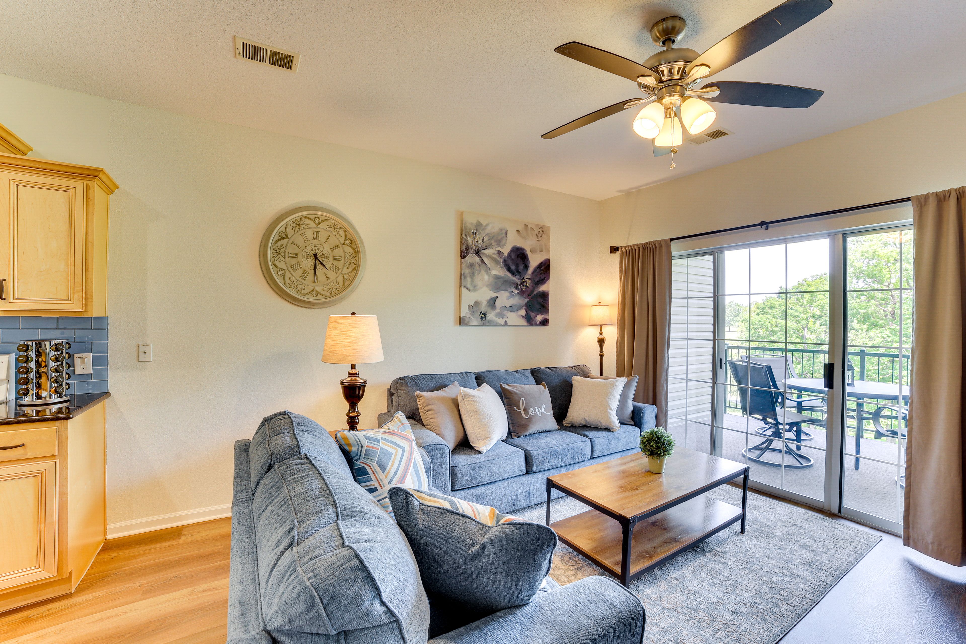 Living Room | Smart TV | Free WiFi | Central A/C | Queen Sleeper Sofa