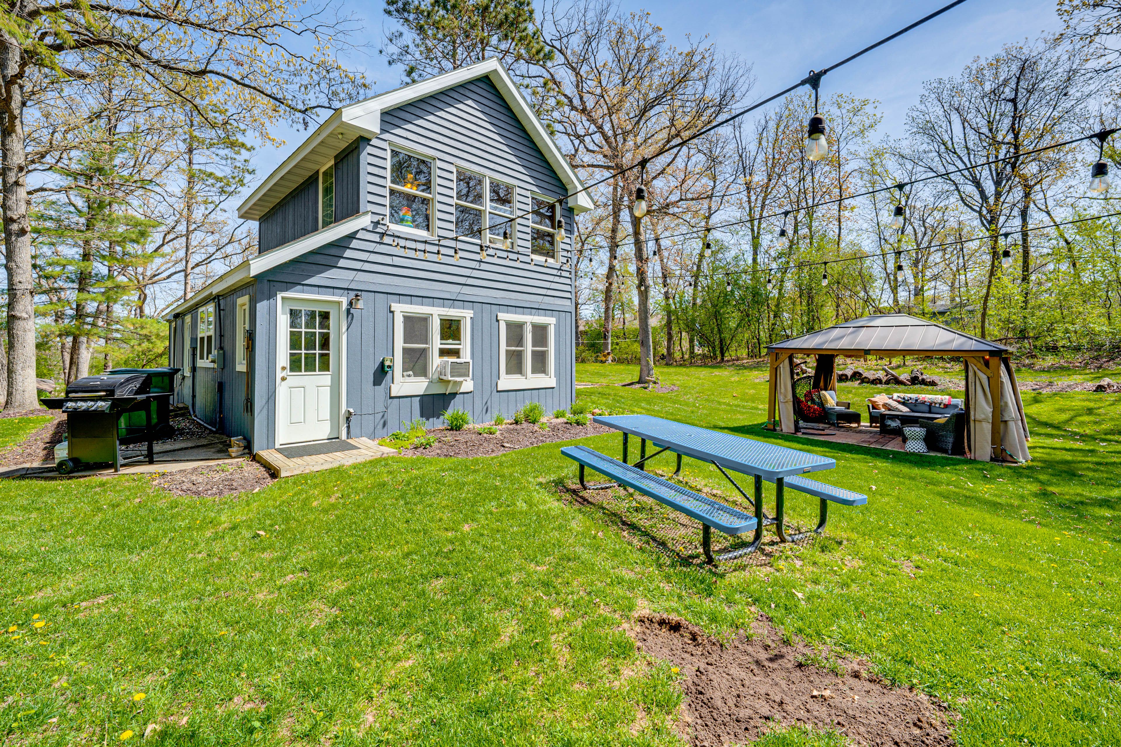 Spacious Backyard | Picnic Table | Gazebo | Gas Grill | Fire Pit