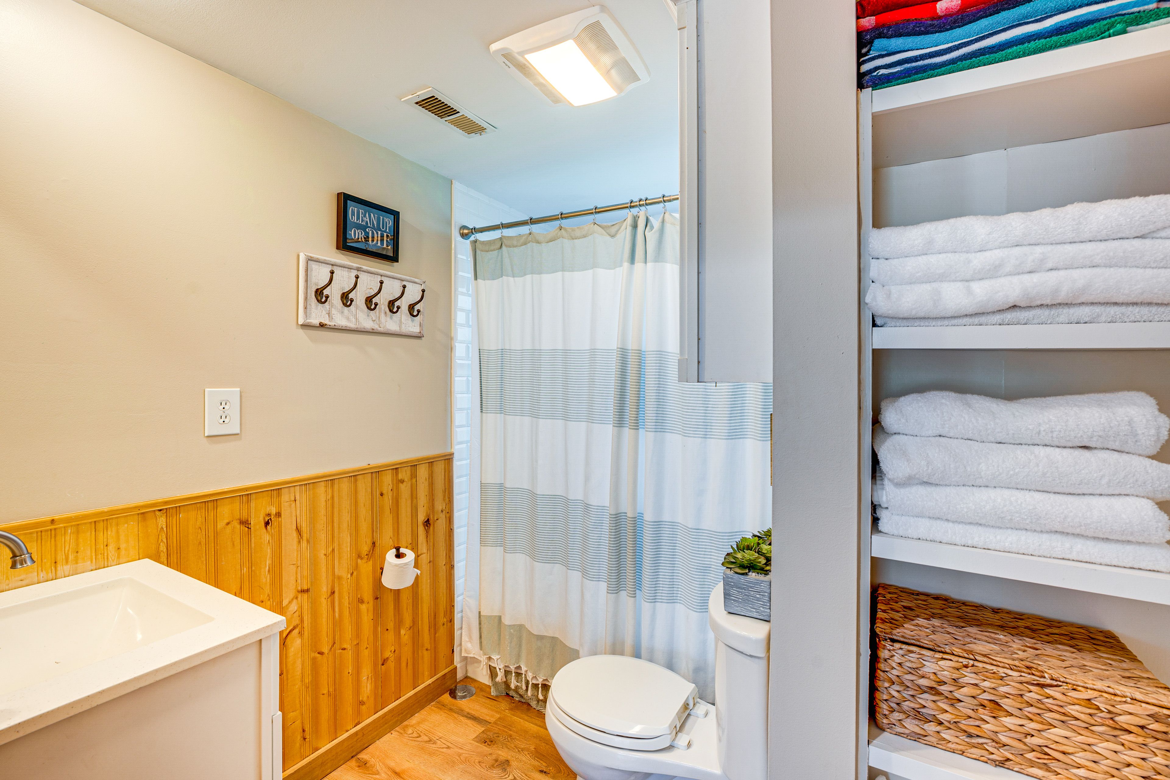 Full Bathroom | 1st Floor | Complimentary Toiletries | Towels Provided