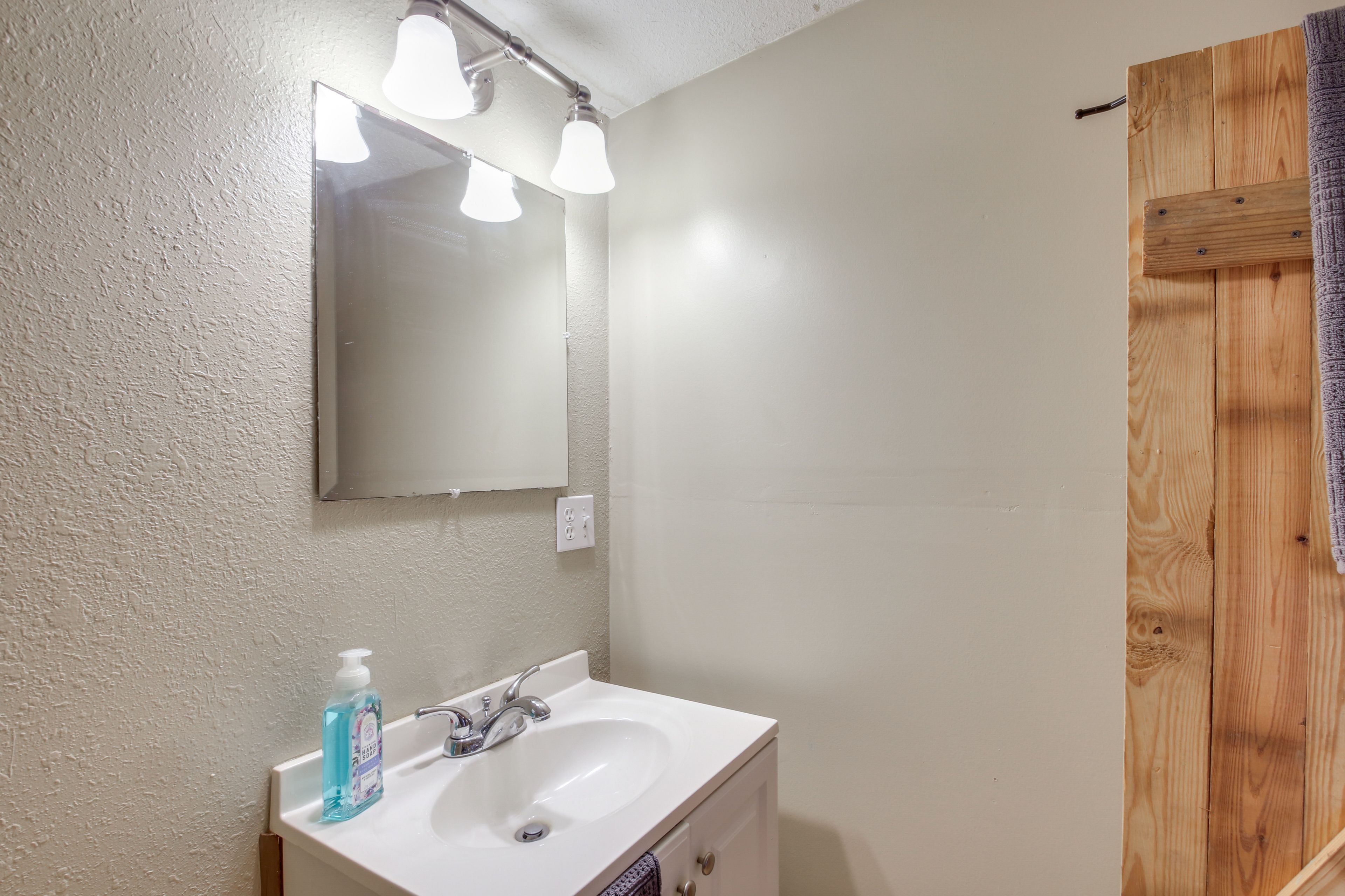 Full Bathroom | Towels Provided