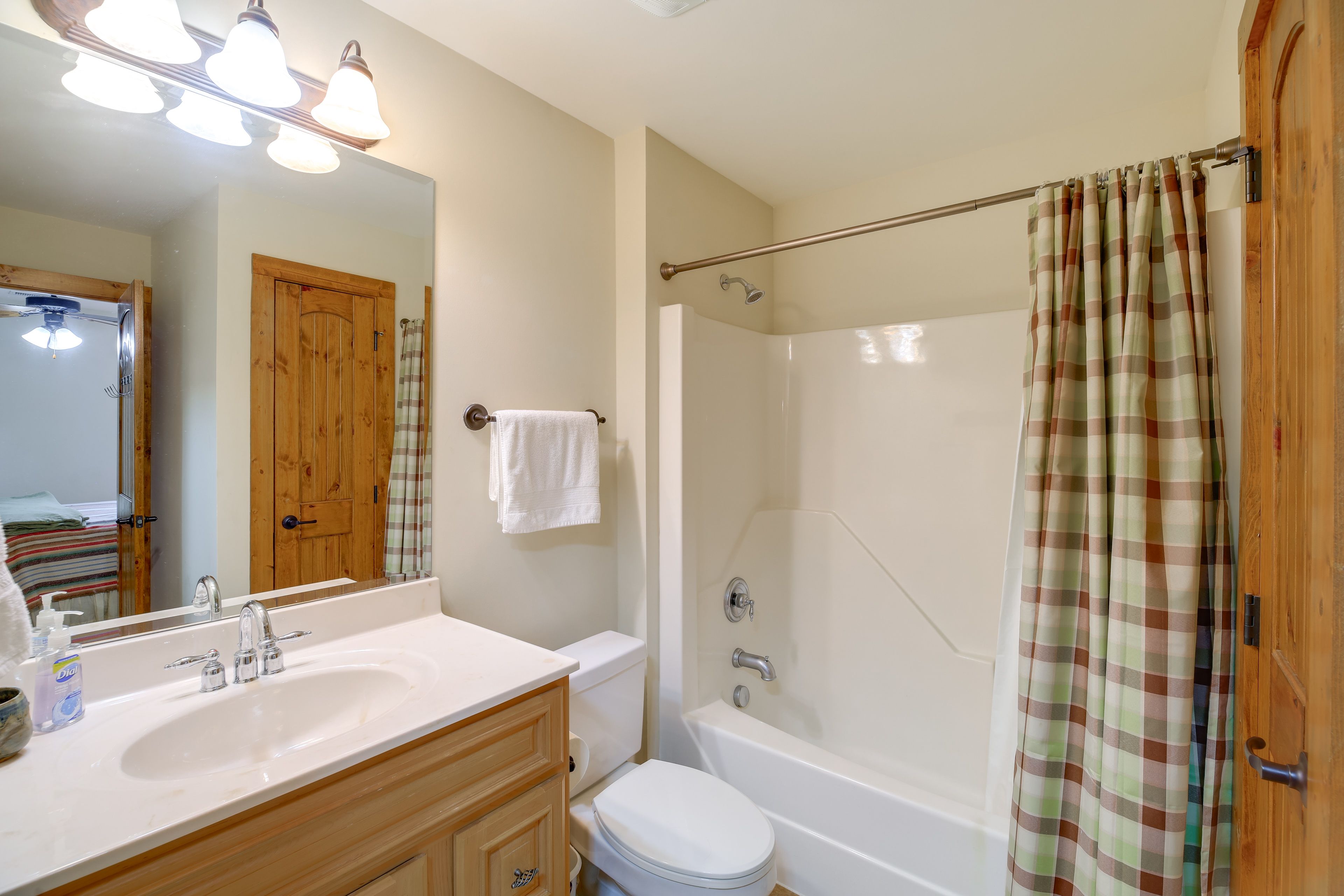 En-Suite Bathroom | 2nd Floor