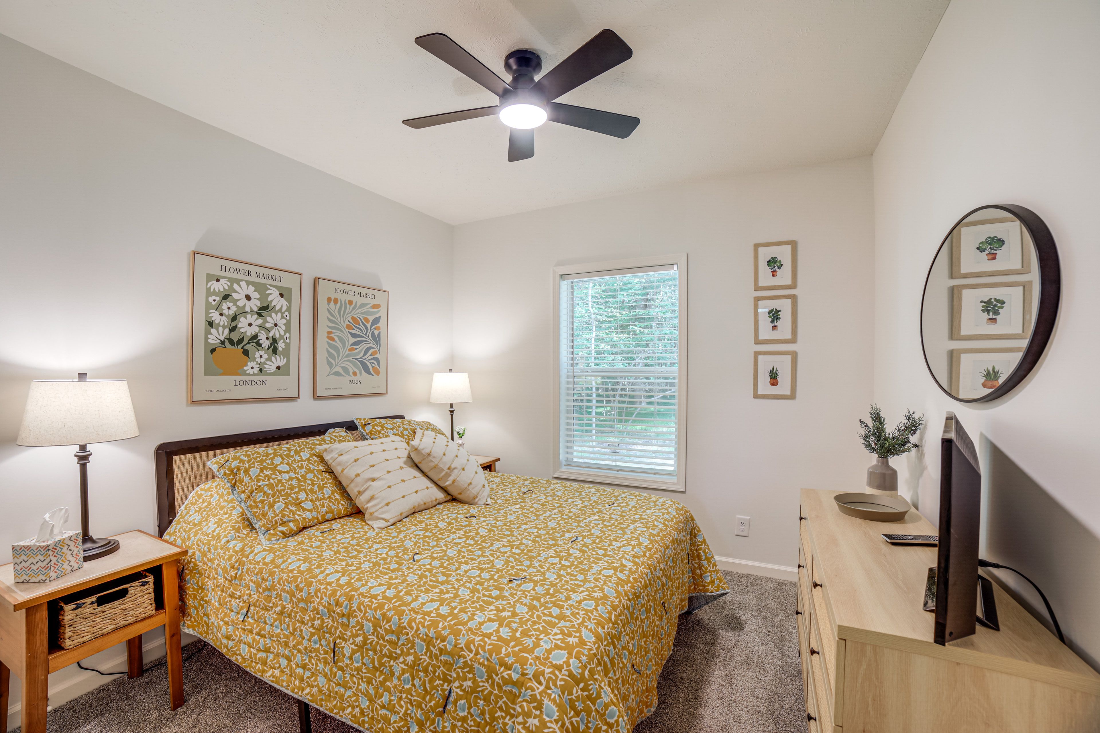 Bedroom 2 | Queen Bed | Smart TV