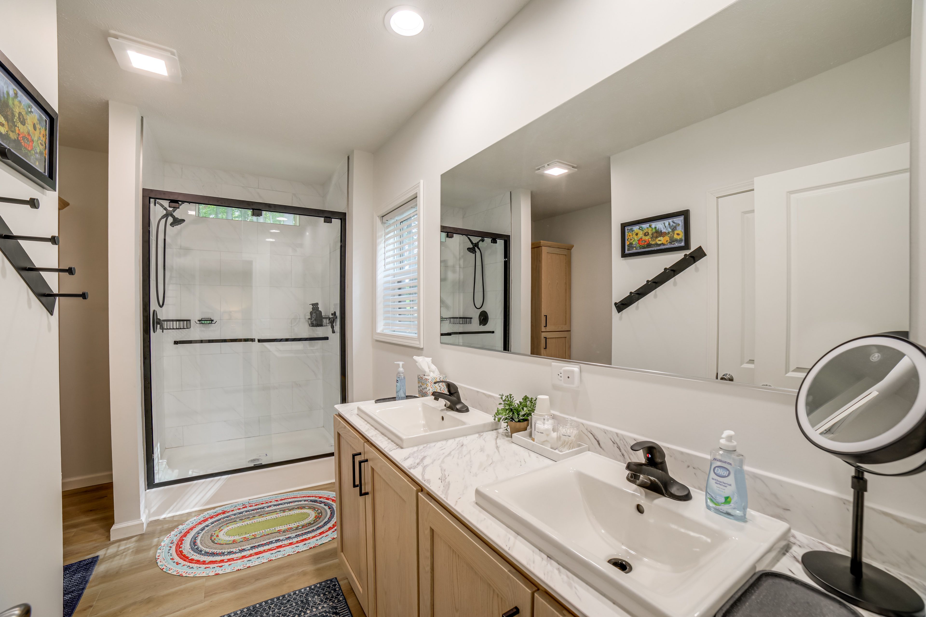 Full Bathroom | Towels Provided