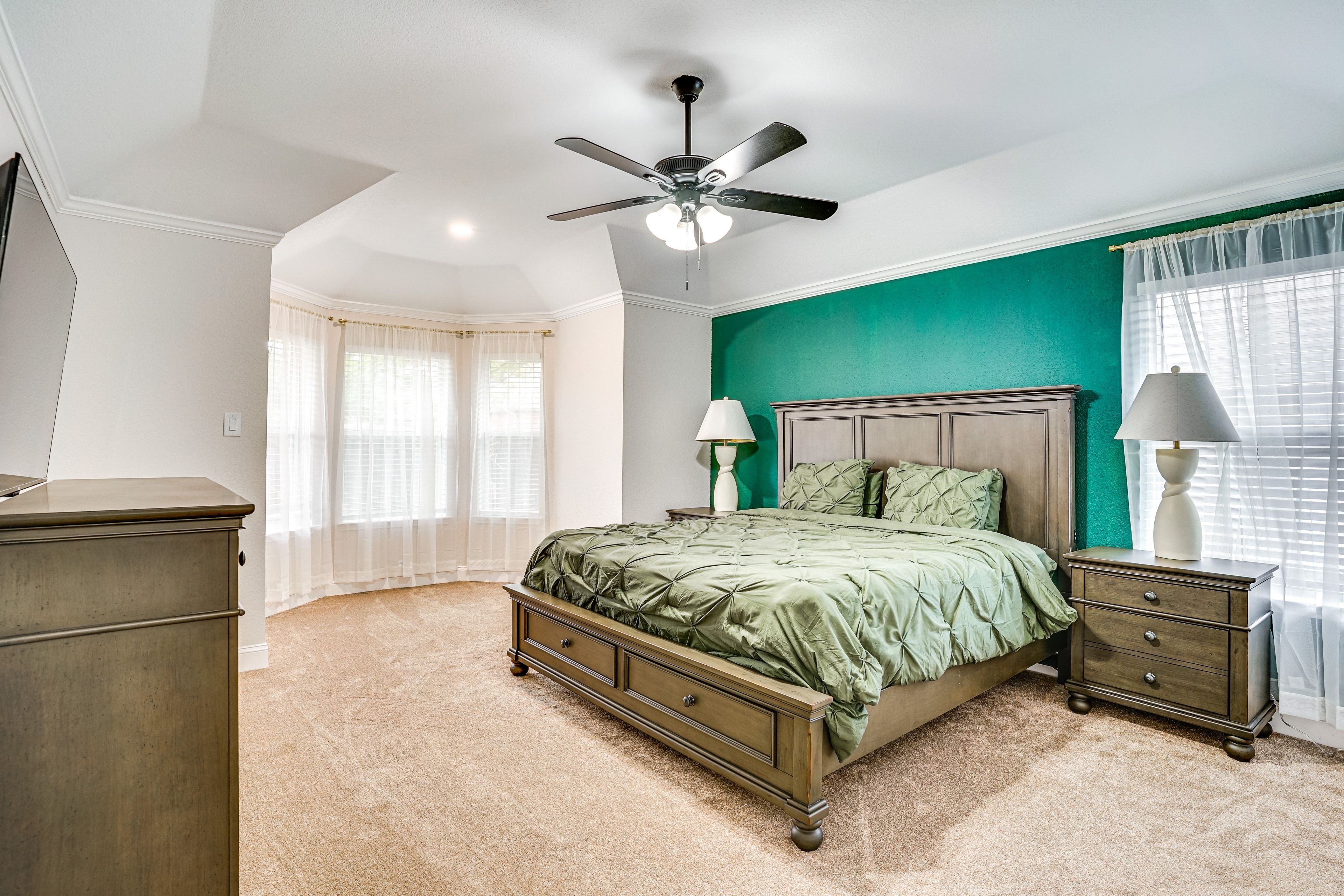 Bedroom 1 | King Bed | Smart TV | 1st Floor