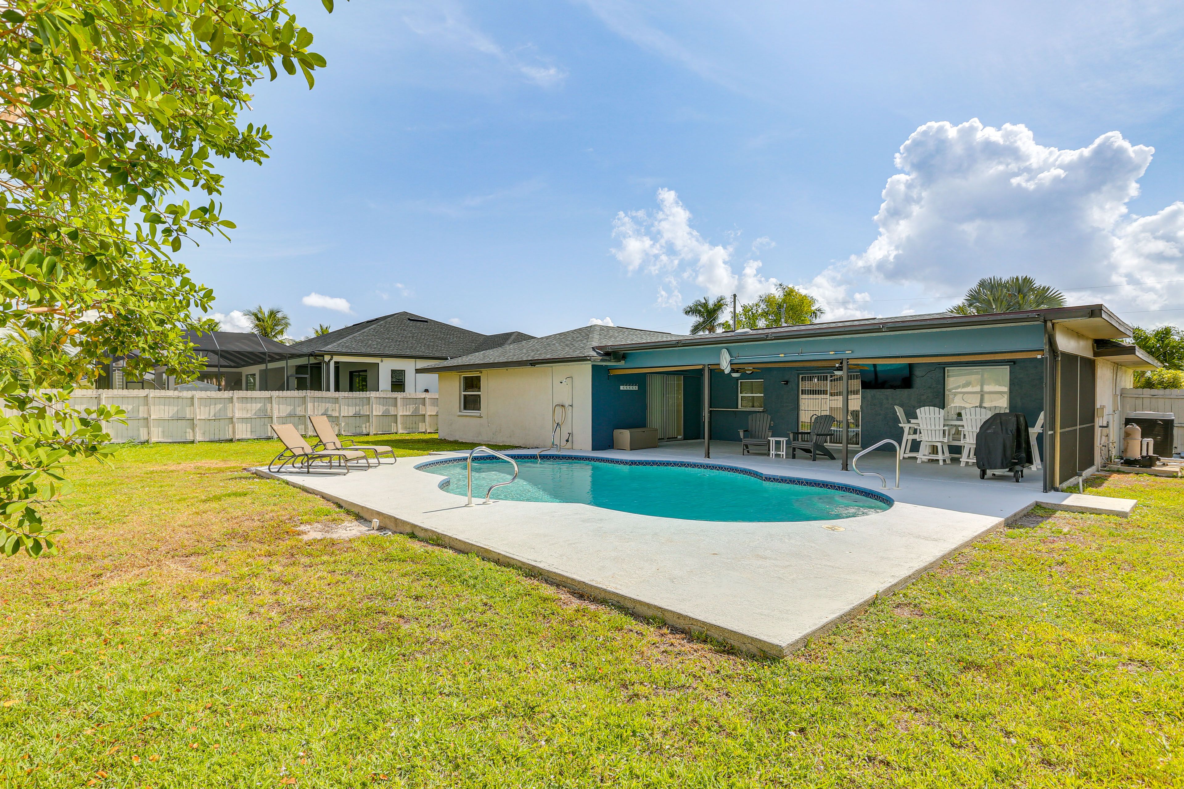 Spacious Yard | Lounging Furniture