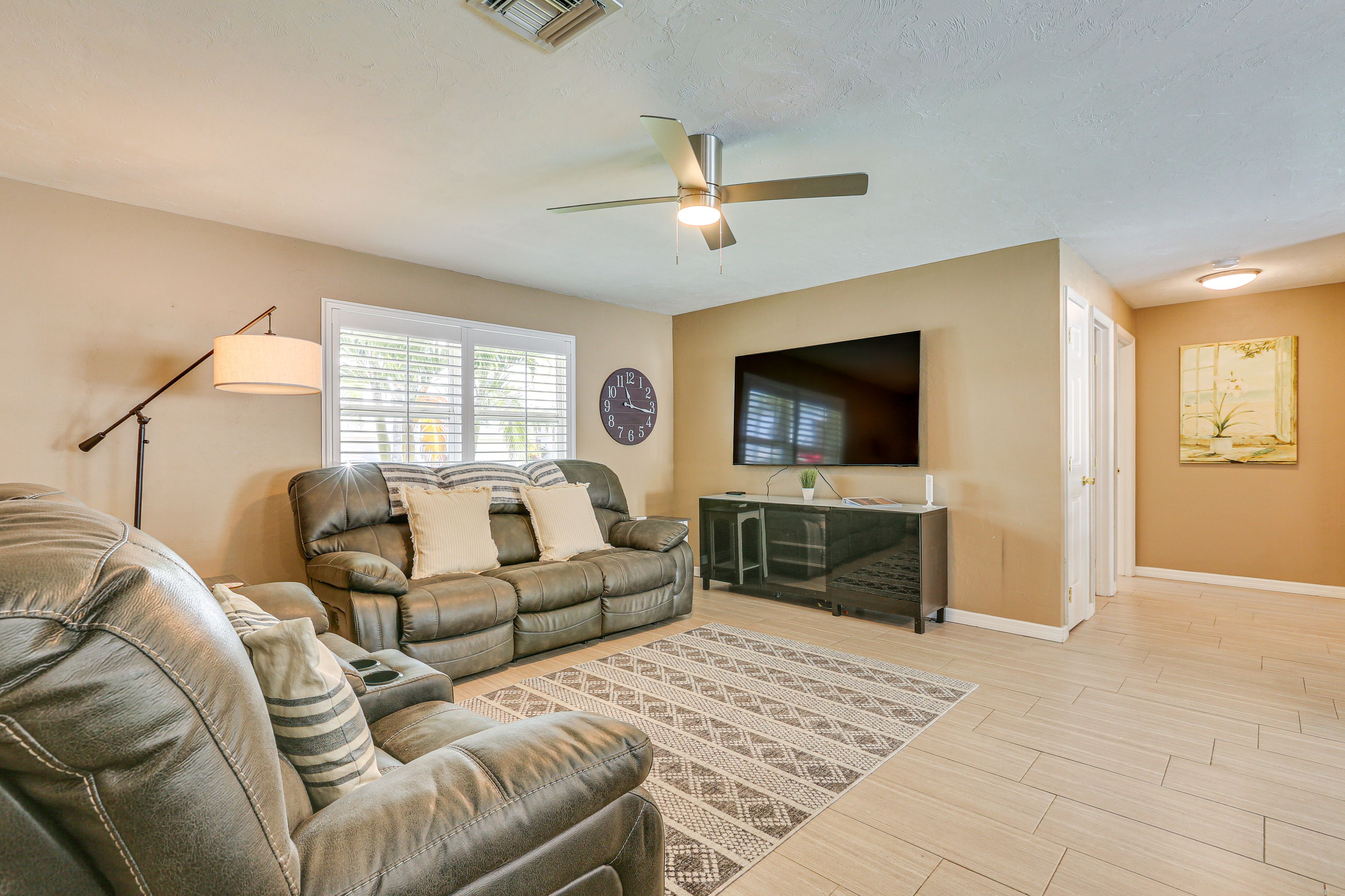Living Room | Smart TV | Board Games
