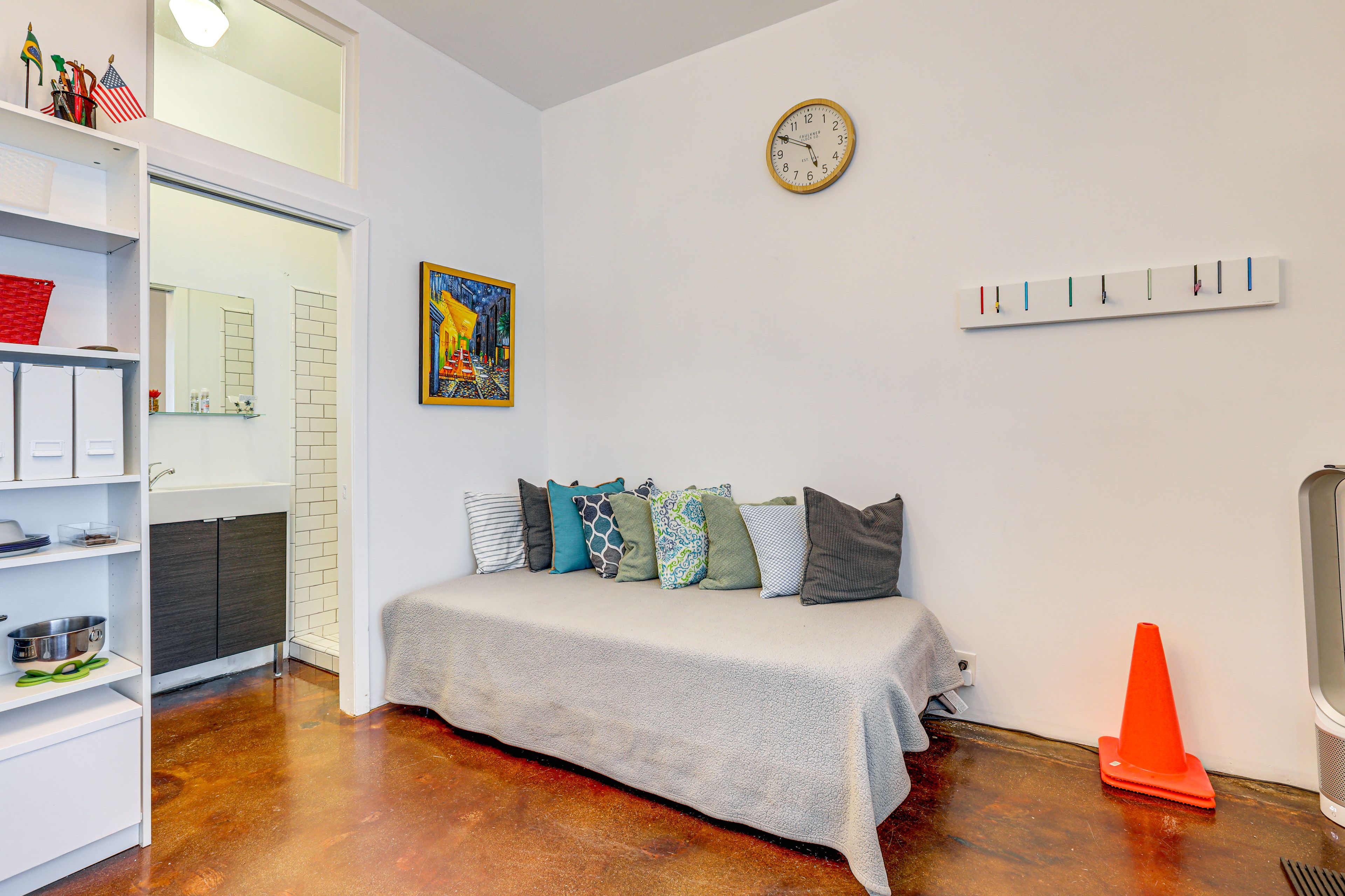 Studio | Twin Bed