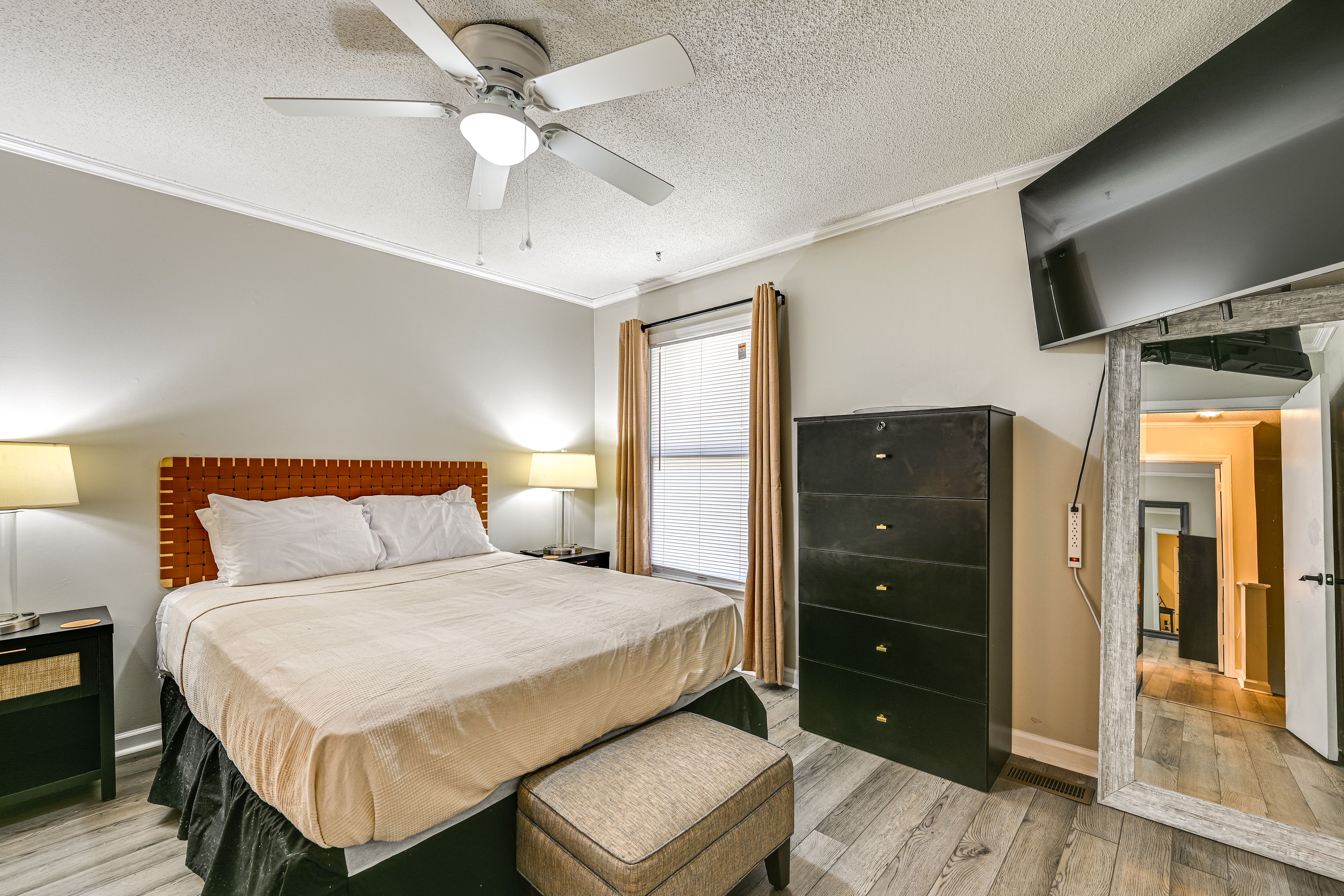 Bedroom 2 | 2nd Floor | Queen Bed | Smart TV | Desk