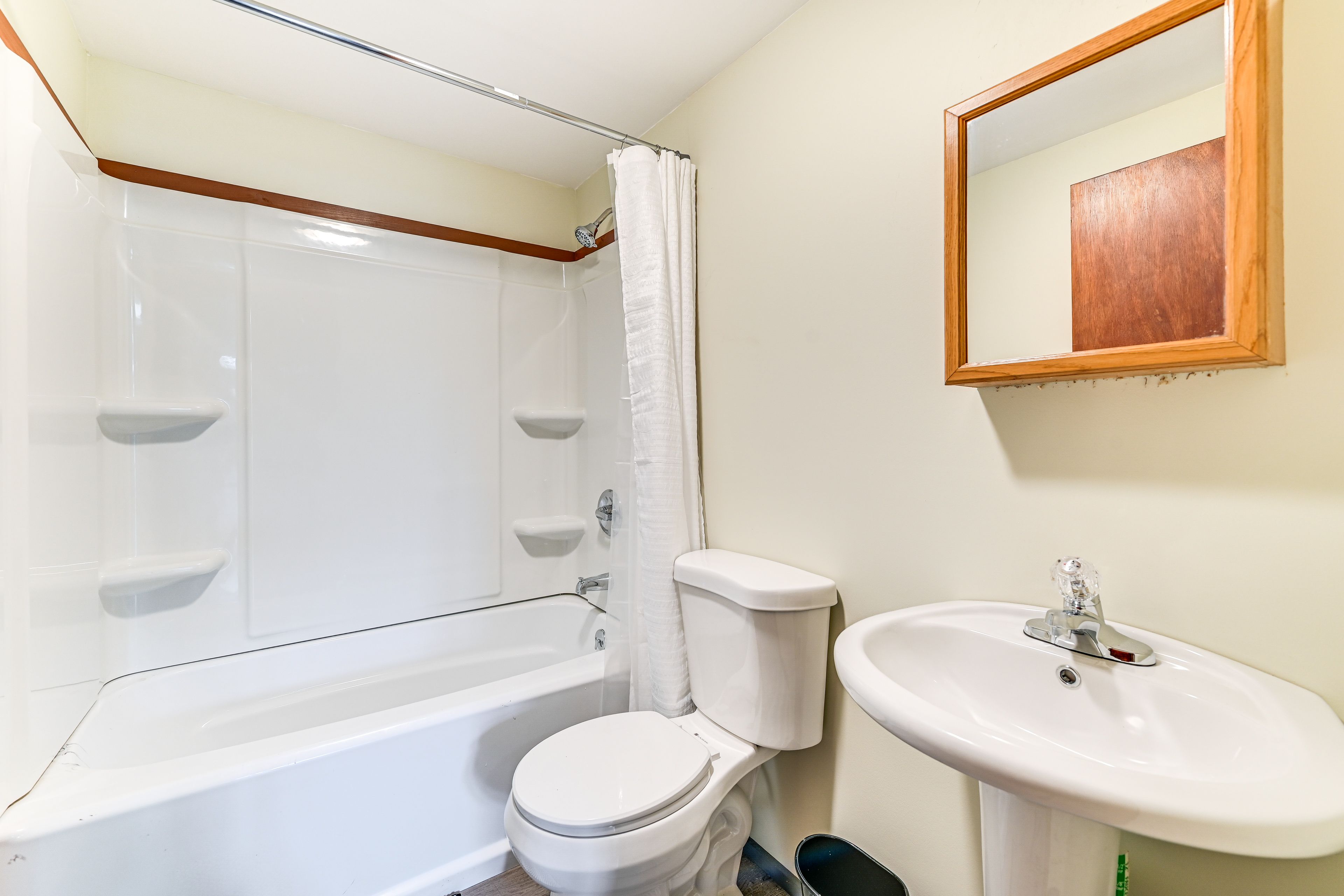 Full Bathroom | Towels Provided