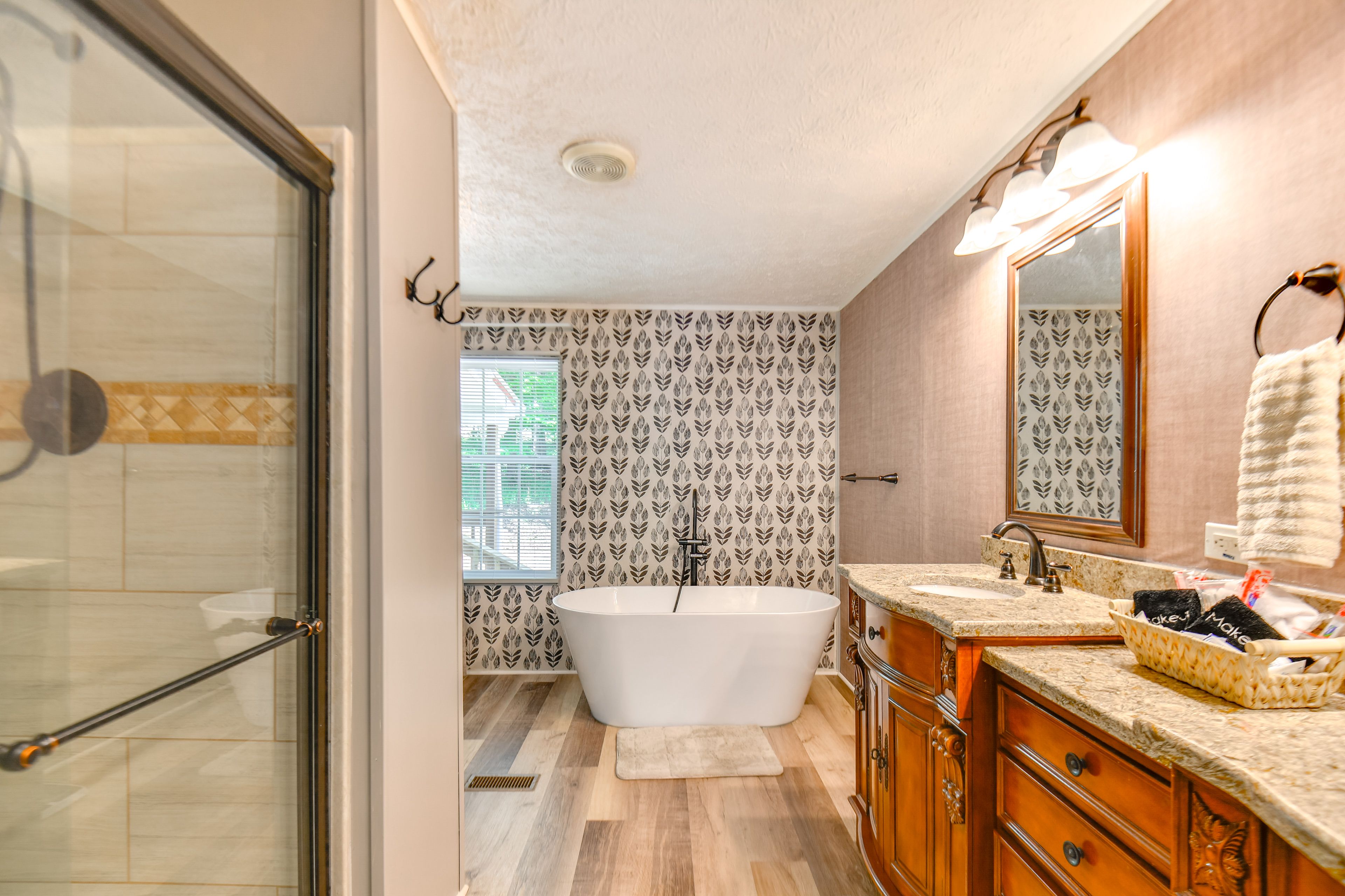 En-Suite Bathroom | Towels & Linens Provided