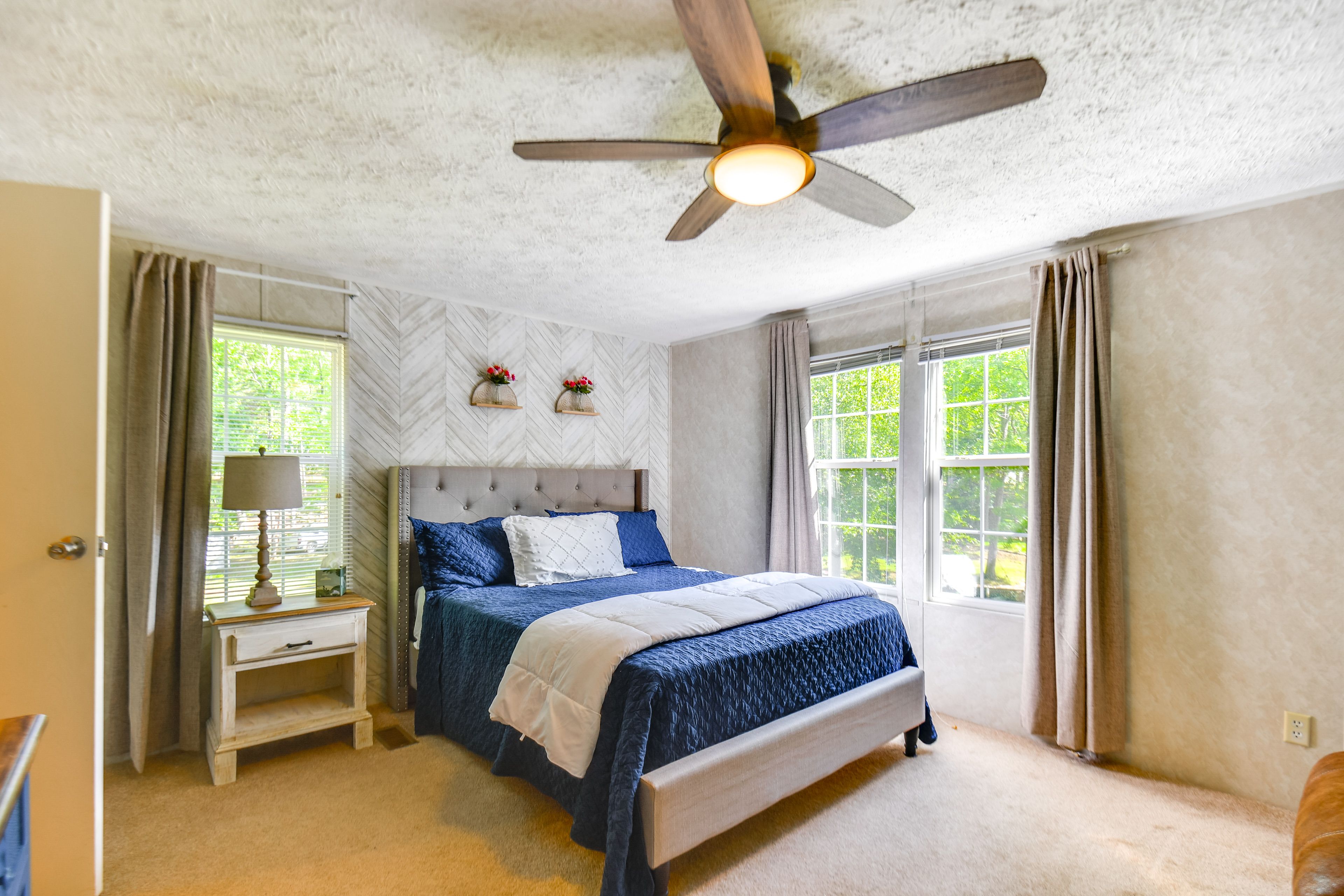 Bedroom 1 | Queen Bed | Smart TV | En-Suite Bathroom