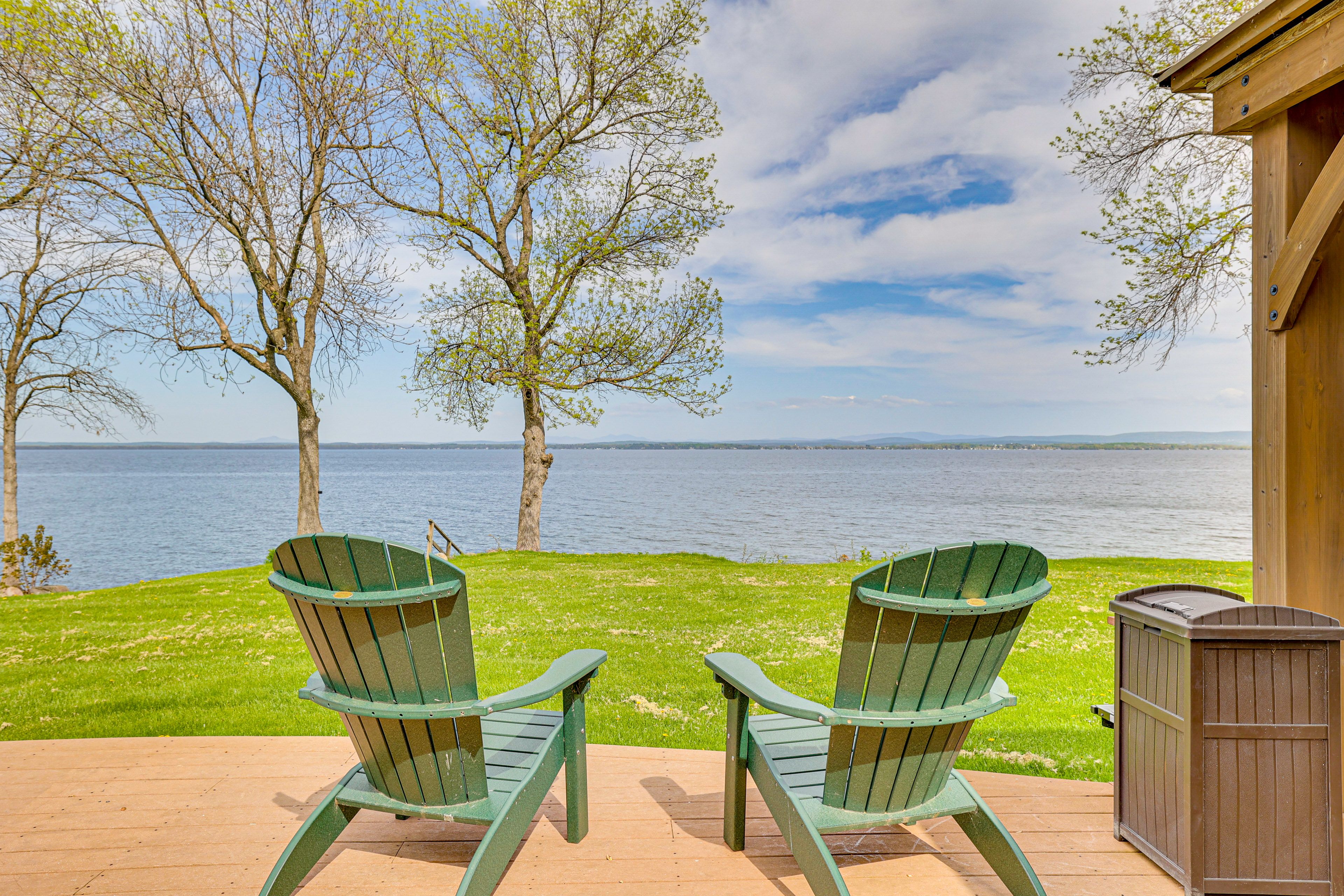 North Hero Vacation Rental | 3BR | 1BA | 1,660 Sq Ft | 5 Steps to Enter