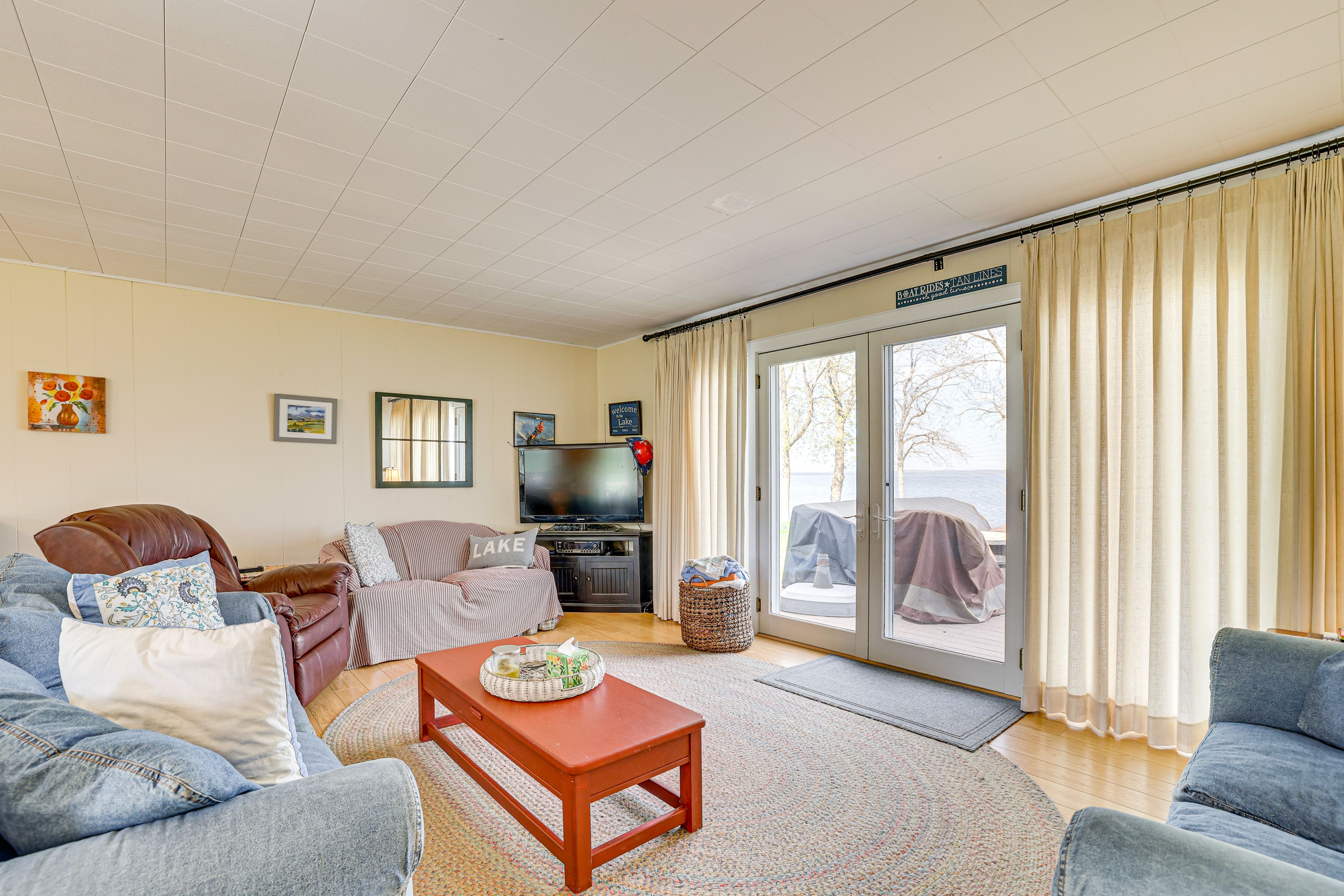 Living Room | Flat-Screen TV