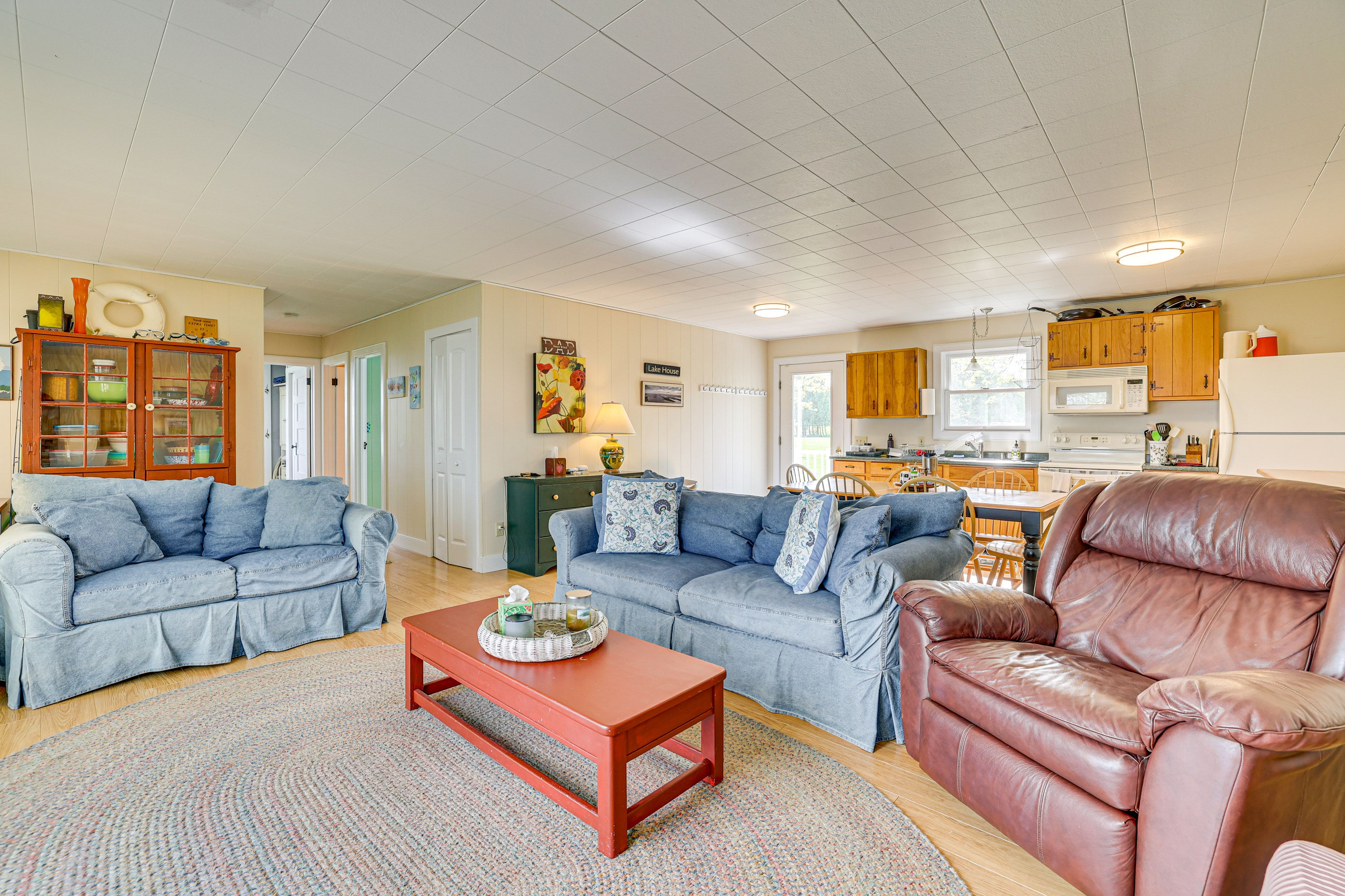 Living Room | Window A/C Units | Electric Baseboard Heating | Free WiFi