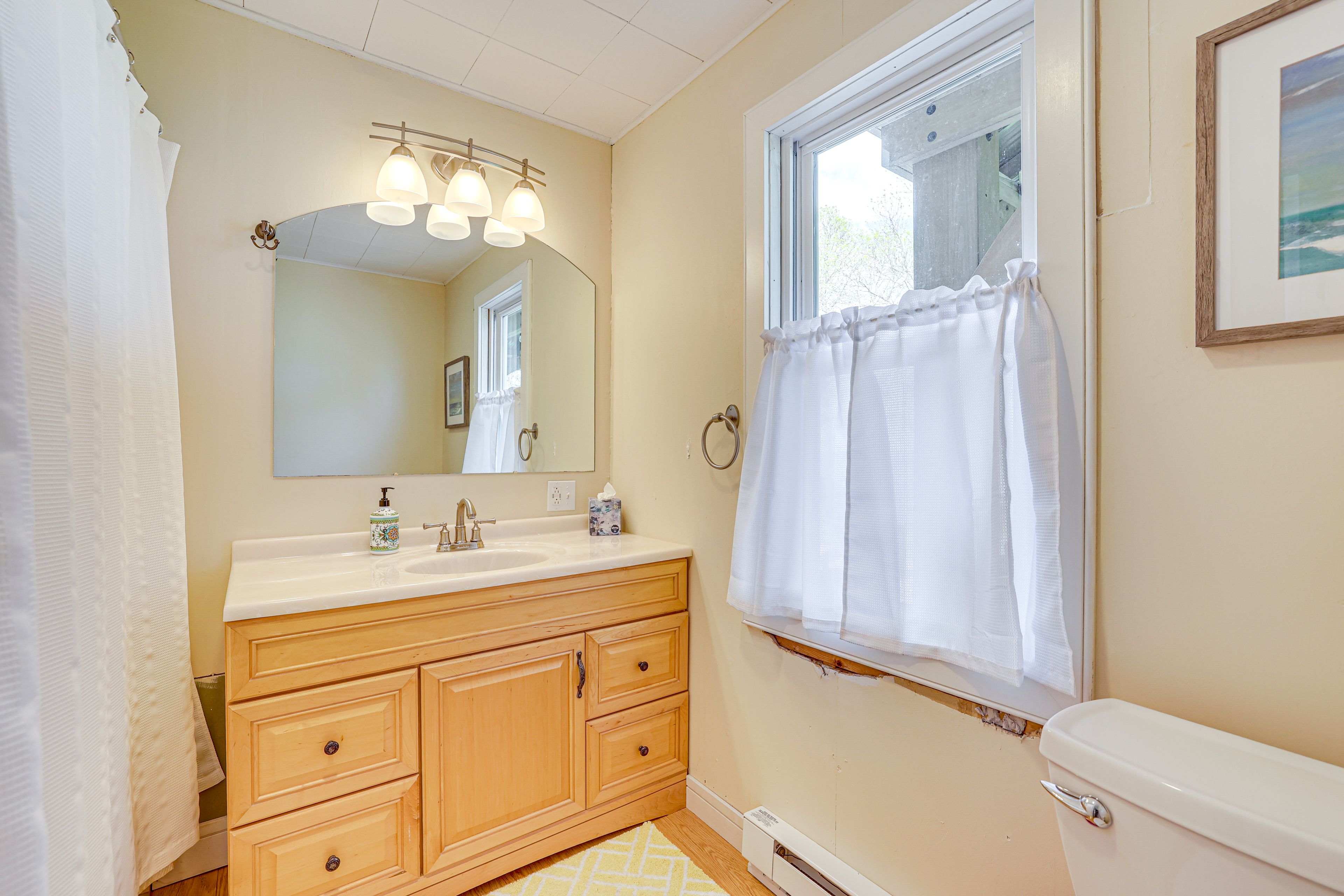 Full Bathroom | Towels Provided