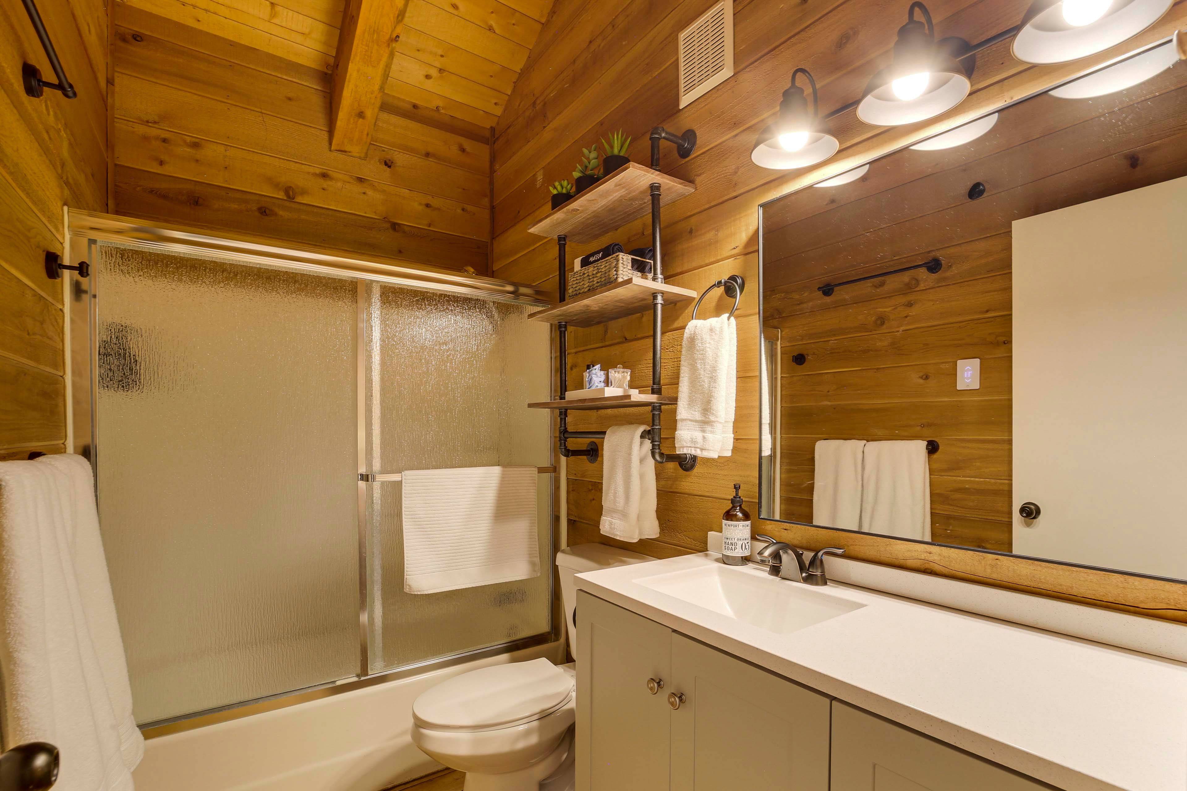 Full Bath | 2nd Floor