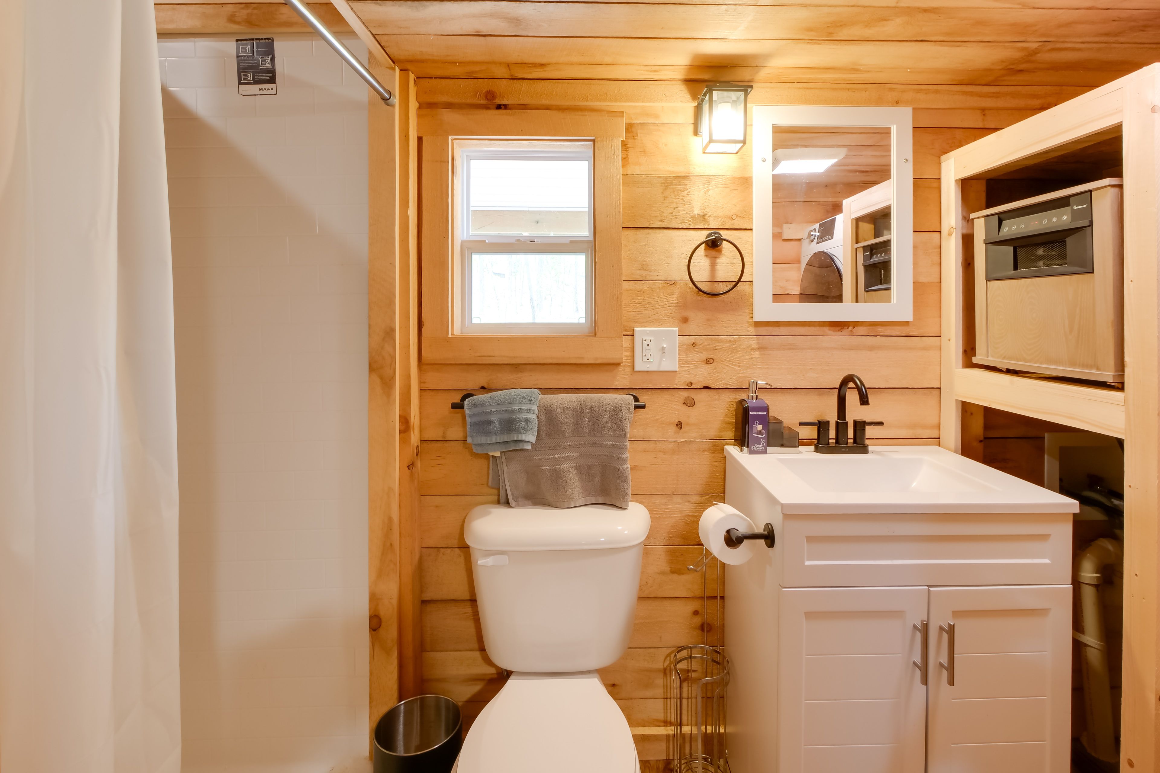 Full Bathroom | Washer & Dryer