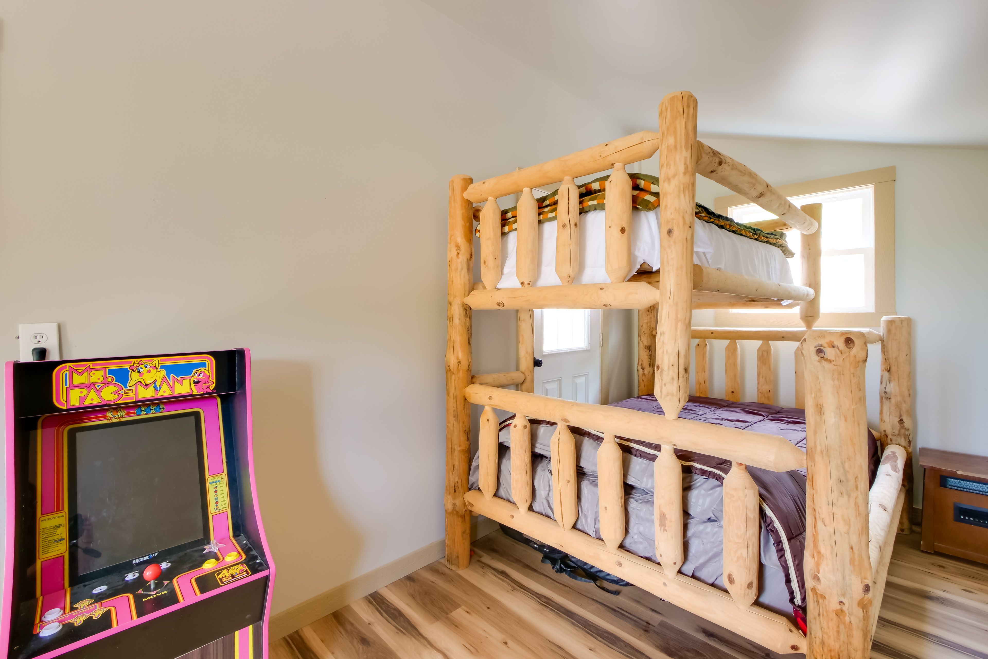 Bedroom 2 | Twin/Full Bunk Bed