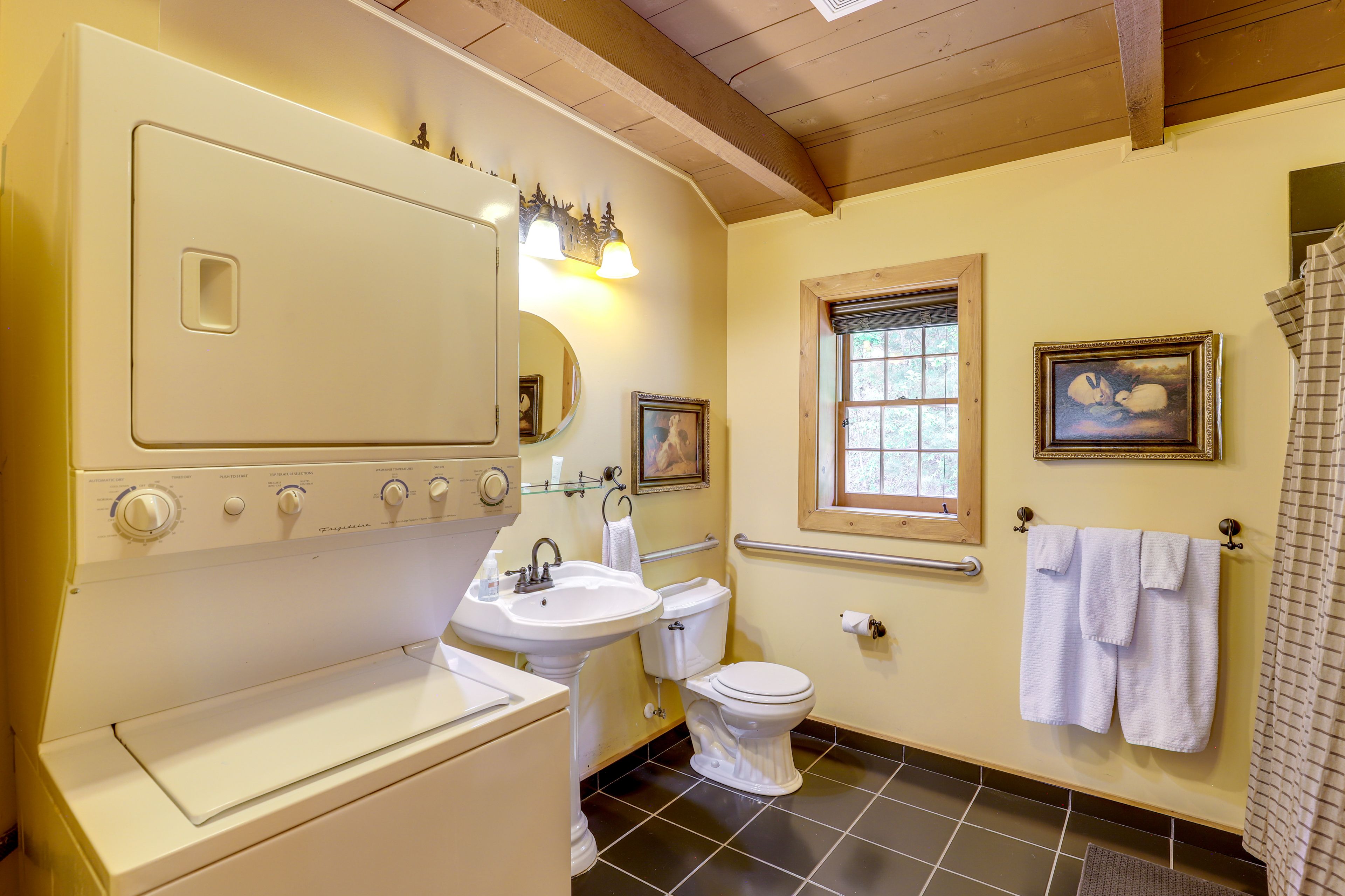 Full Bathroom | Washer & Dryer | Grab Rails