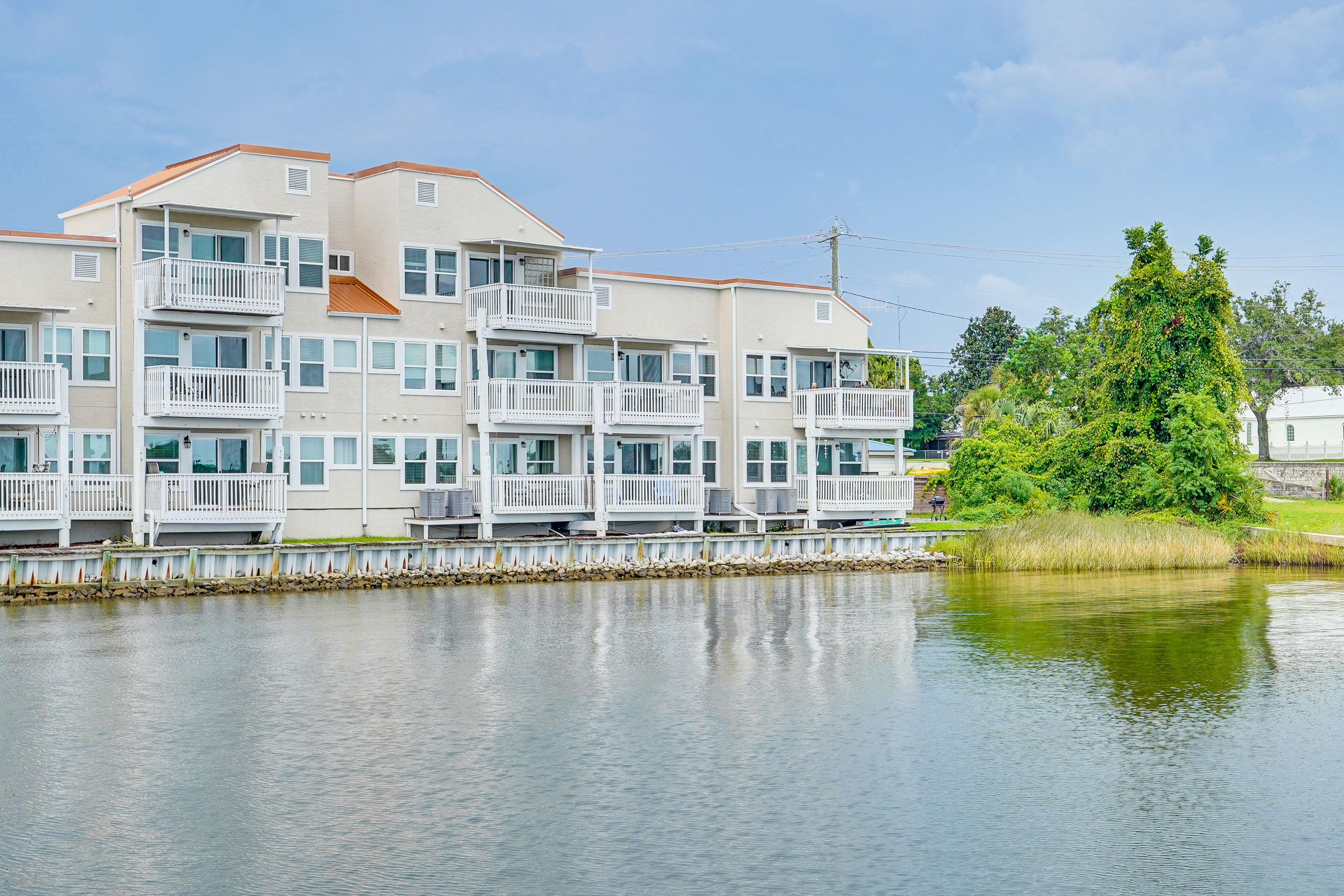 Building Exterior | Parking | Community Parking Lot (First-Come, First-Served)