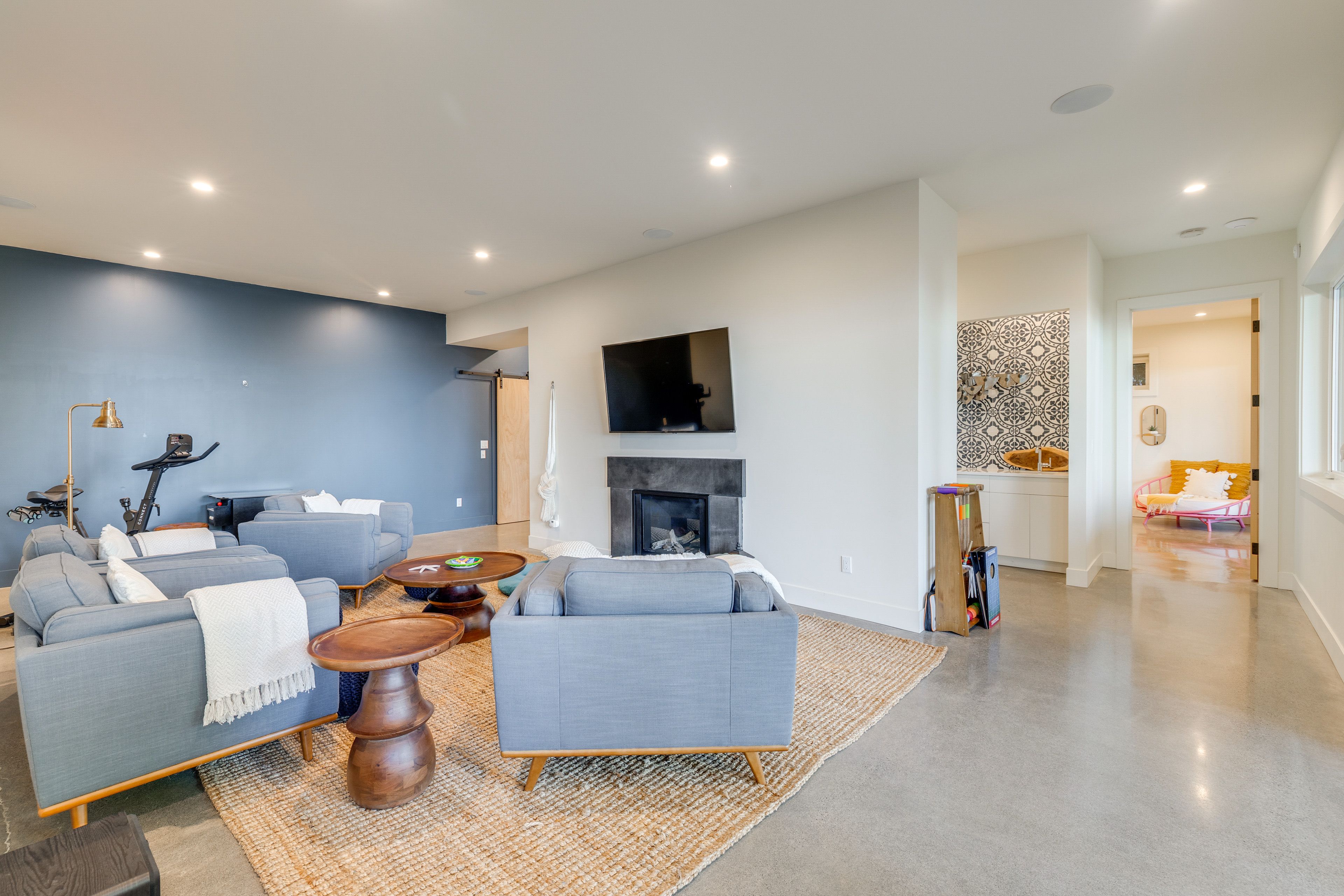 Living Room | Smart TV | Fireplace | Lower Level