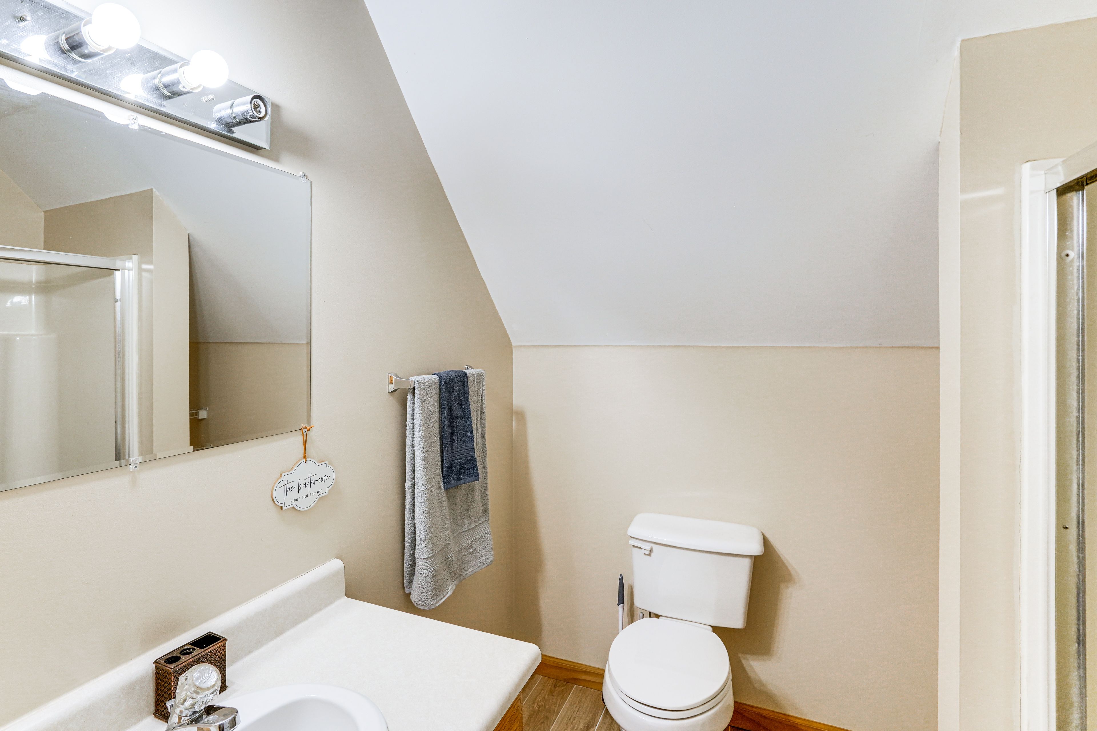 Full Bathroom | 2nd Floor