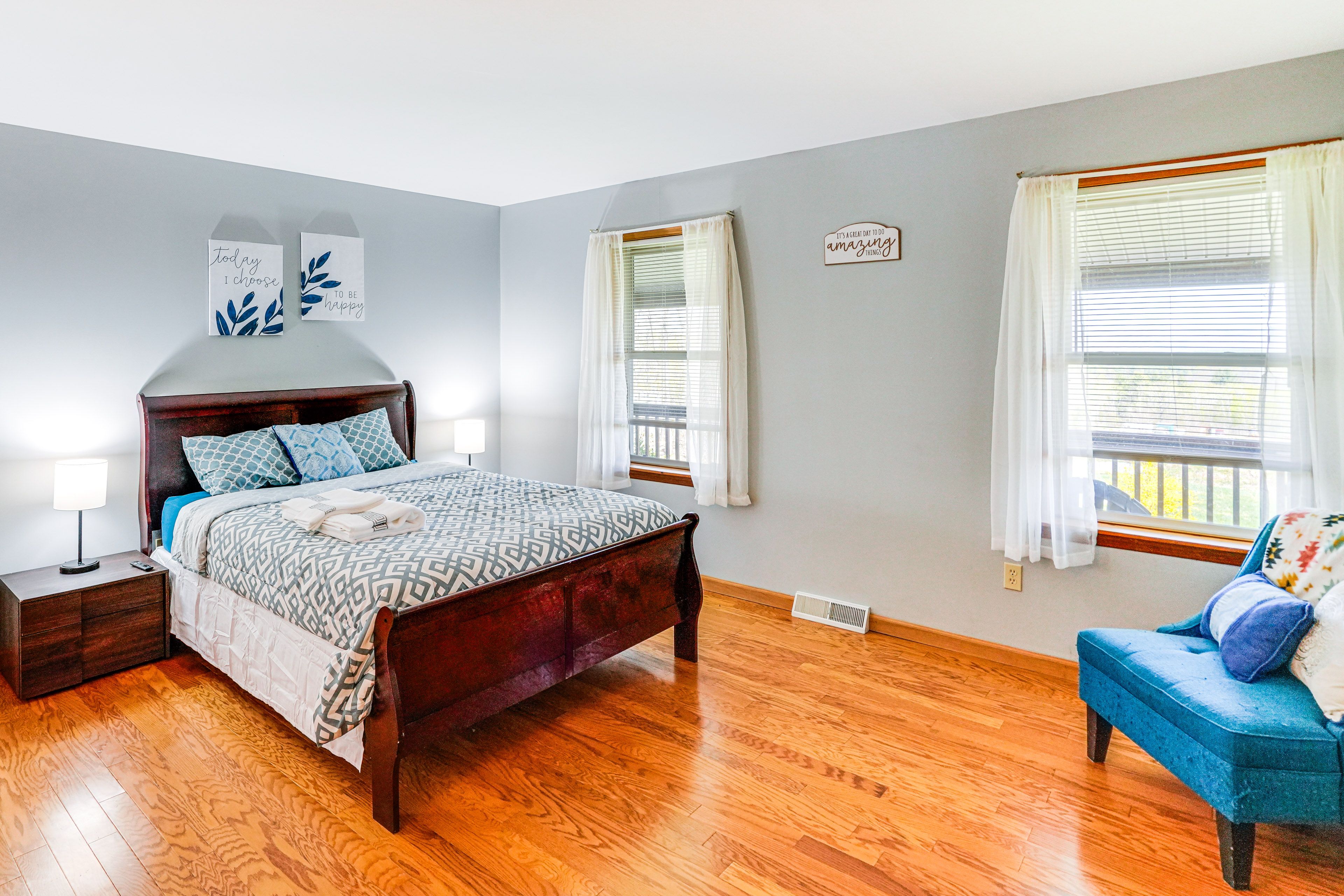 Bedroom 1 | 1st Floor | Queen Bed | Smart TV