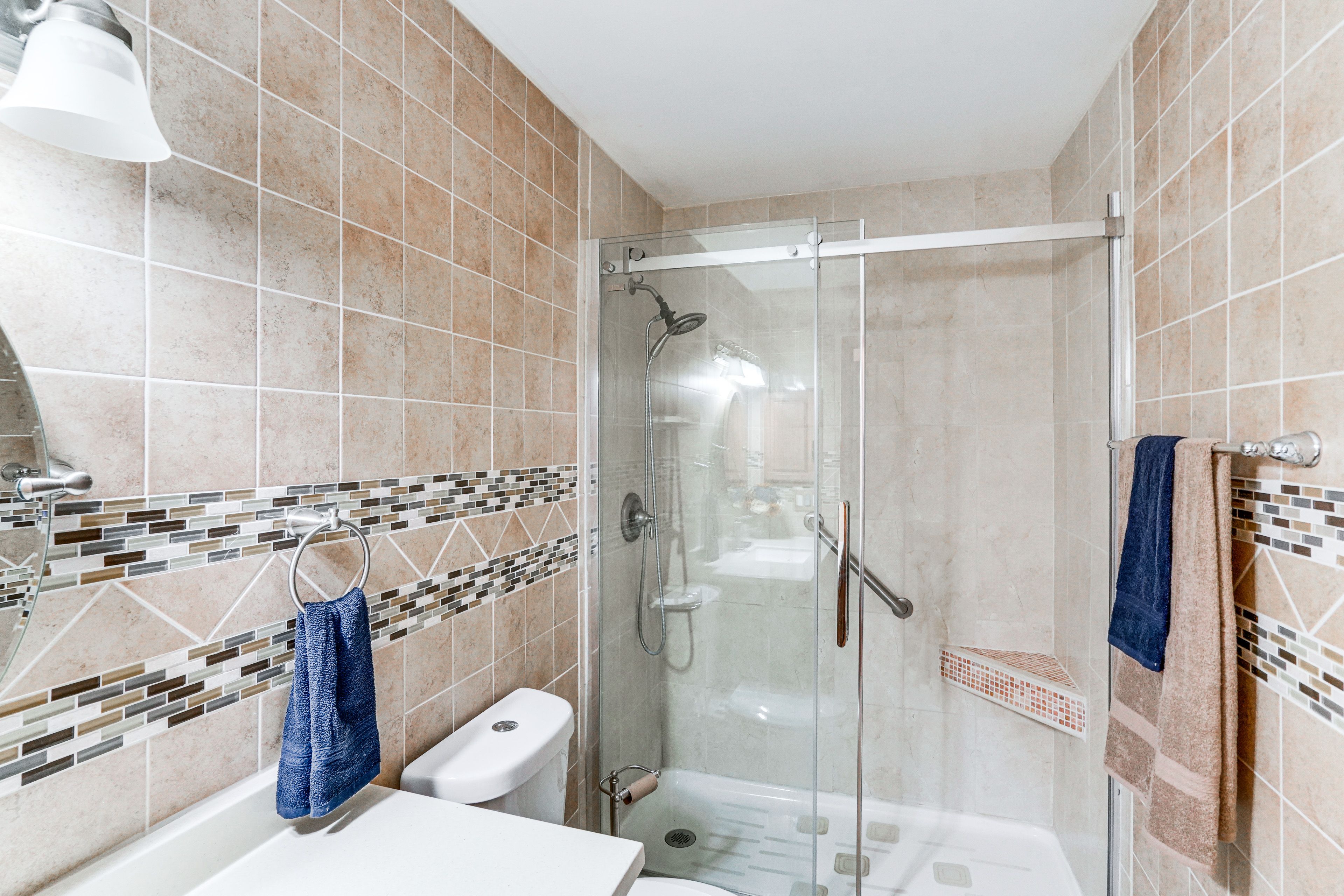 Full Bathroom | 1st Floor | Towels Provided