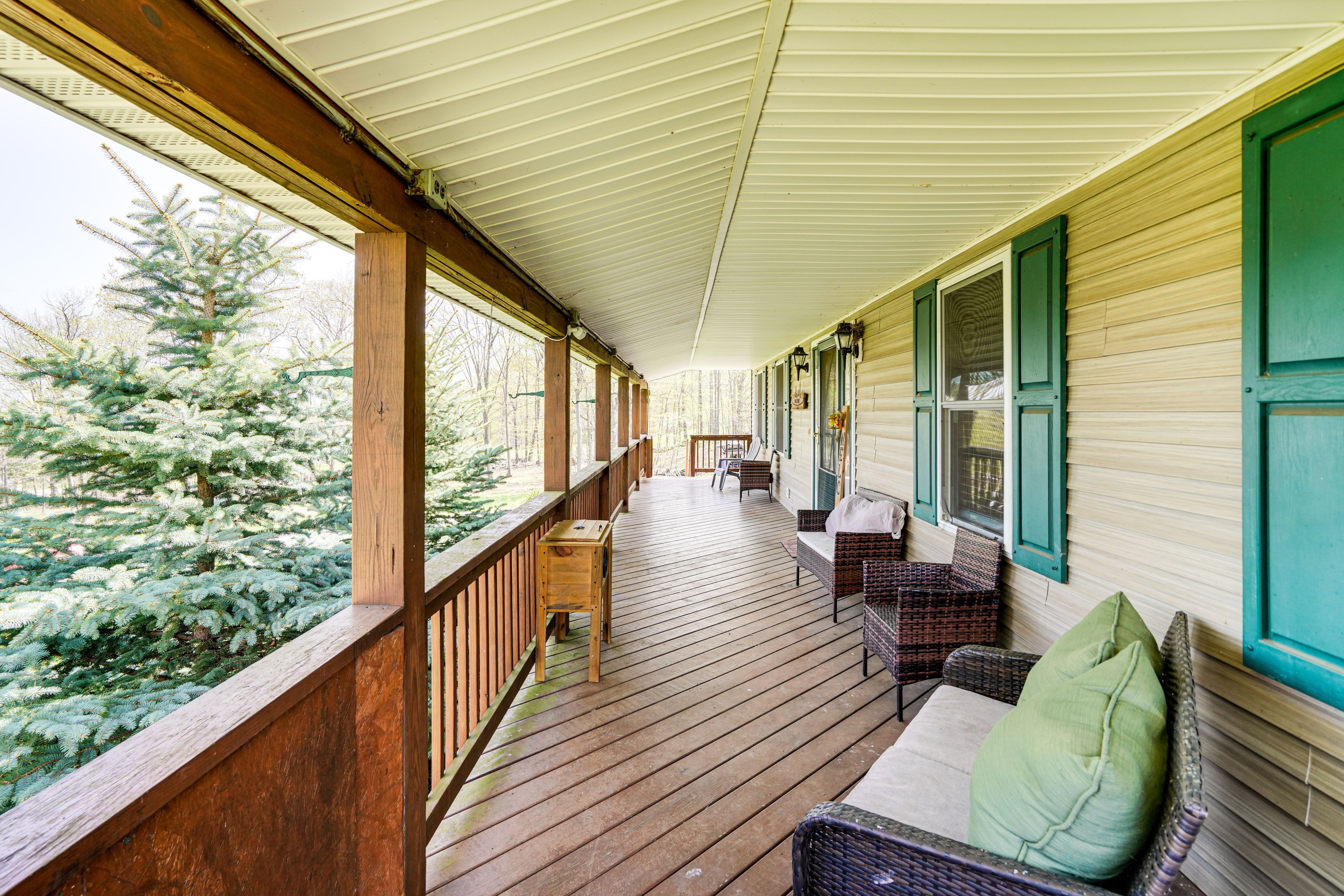 Covered Porch w/ Seating