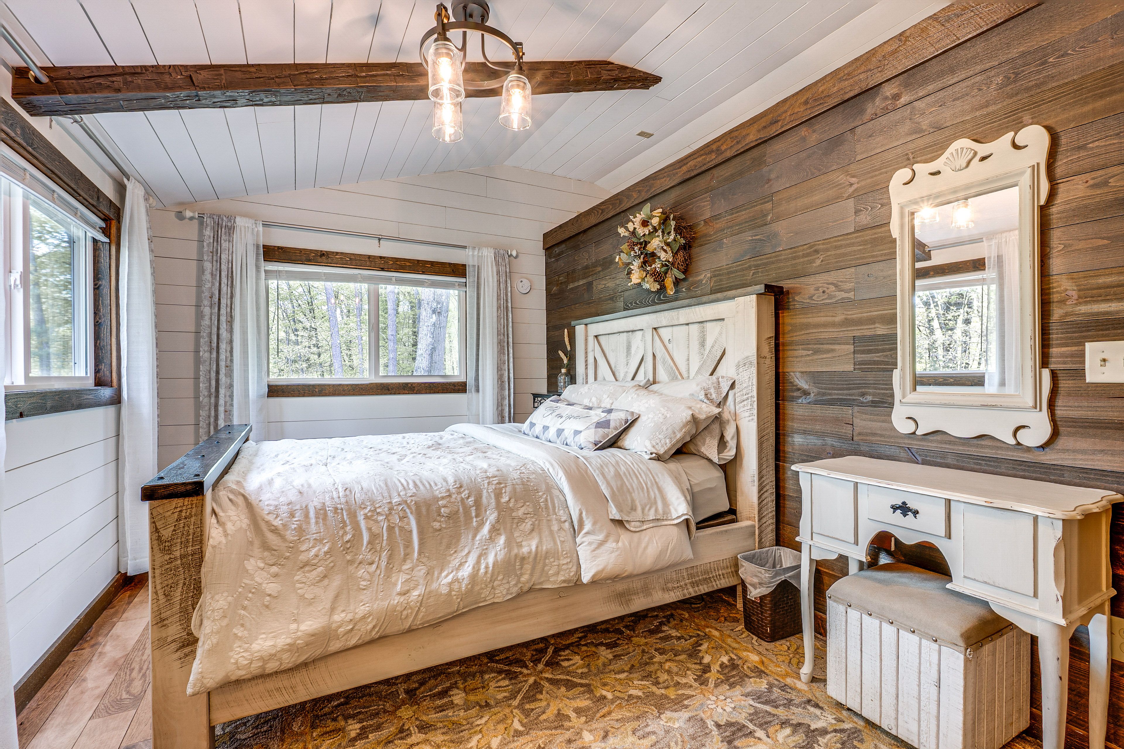 Bedroom 1 | Queen Bed | 1st Floor