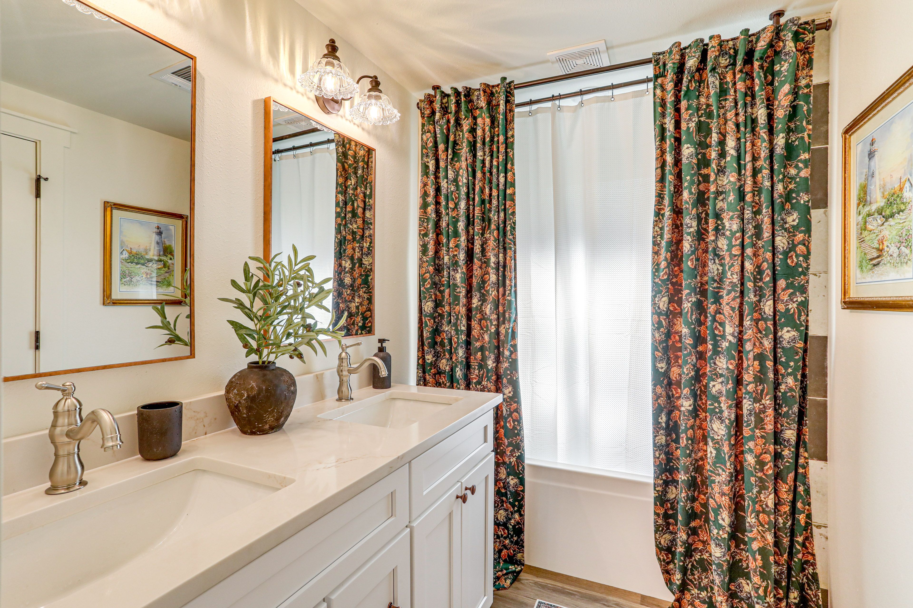 Bathroom | Towels Provided | Upper Floor